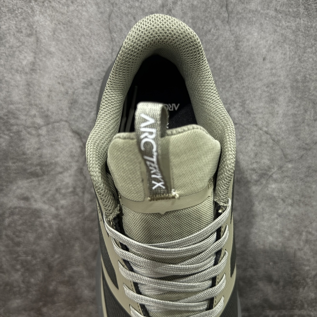 图片[8]-【莞顶防水版】始祖鸟Arc\’teryx Norvan LD3 GTX Trail 北温哥华三代系列长距离越野徒步户外运动跑鞋 市场唯一真正防水防污版 正确原厂GTX鞋面 区别假材料 品质细节一步到位 细节对应原版无差别 区别市面错版 ARC\’TERYX始祖鸟，户外运动产品的天花板品牌，2017年发布第一款越野跑鞋NORVAN VT，始祖鸟的越野跑鞋分为三个系列，分别是：VT（Vertical Terrain垂直地形）、LD（Long Distance长距离）、SL（Super Light超轻），发展到今日已经更新到了第三代产品，而NORVAN的命名源于北温哥华（North Vancouver）代表高性能越野跑系统。在2018年我测评了始祖鸟第一代长距离越野跑鞋NORVAN LD，而这次测评的，正是该系列的第三代产品NORVAN LD 3，它与初代相比可以说是脱胎换骨的改变。在整体外观方面，NORVAN LD 3保持了ARC\’TERYX始祖鸟一贯的设计风格，配色一如既往的“素”，使用纯色营造出高级感。鞋面采用单层网孔Cordura®鞋面，与初代的紧密编织鞋面相比透气性能更好，鞋面热压了TPU薄膜支撑鞋面，得益于靠近中底整圈的热压TPU，使NORVAN LD 3的涉水深度更深。NORVAN LD 3帮面一体成型，只在跟杯正中进行缝合，跟杯有硬质港宝，能有效支撑和锁定足跟，足跟外侧印刷了ARC\’TERYX始祖鸟LOGO。鞋头多层防踢设计保护脚趾，避免脚趾踢到尖利的岩石导致受伤 尺码：36/45 含半码-选品中心