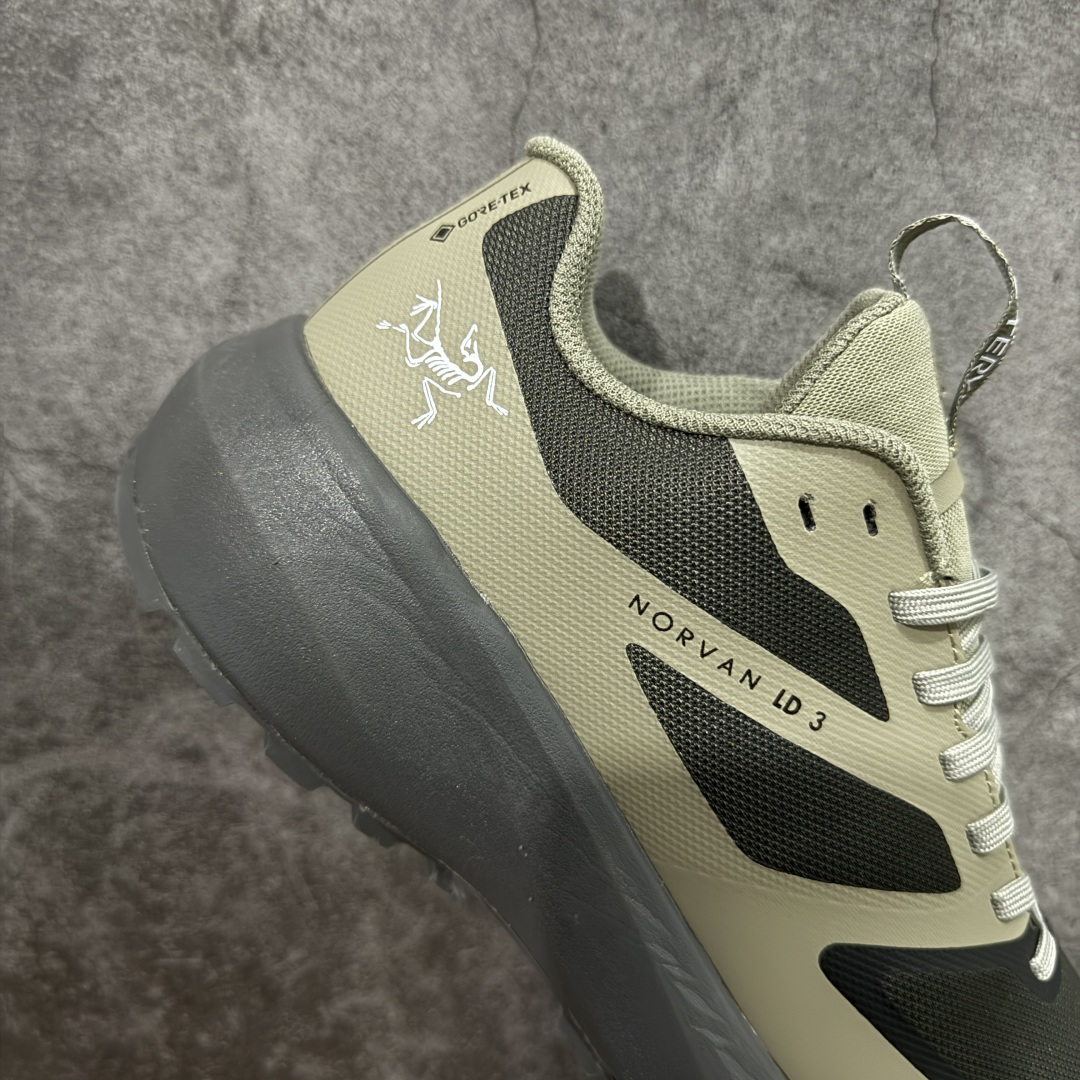 图片[7]-【莞顶防水版】始祖鸟Arc\’teryx Norvan LD3 GTX Trail 北温哥华三代系列长距离越野徒步户外运动跑鞋 市场唯一真正防水防污版 正确原厂GTX鞋面 区别假材料 品质细节一步到位 细节对应原版无差别 区别市面错版 ARC\’TERYX始祖鸟，户外运动产品的天花板品牌，2017年发布第一款越野跑鞋NORVAN VT，始祖鸟的越野跑鞋分为三个系列，分别是：VT（Vertical Terrain垂直地形）、LD（Long Distance长距离）、SL（Super Light超轻），发展到今日已经更新到了第三代产品，而NORVAN的命名源于北温哥华（North Vancouver）代表高性能越野跑系统。在2018年我测评了始祖鸟第一代长距离越野跑鞋NORVAN LD，而这次测评的，正是该系列的第三代产品NORVAN LD 3，它与初代相比可以说是脱胎换骨的改变。在整体外观方面，NORVAN LD 3保持了ARC\’TERYX始祖鸟一贯的设计风格，配色一如既往的“素”，使用纯色营造出高级感。鞋面采用单层网孔Cordura®鞋面，与初代的紧密编织鞋面相比透气性能更好，鞋面热压了TPU薄膜支撑鞋面，得益于靠近中底整圈的热压TPU，使NORVAN LD 3的涉水深度更深。NORVAN LD 3帮面一体成型，只在跟杯正中进行缝合，跟杯有硬质港宝，能有效支撑和锁定足跟，足跟外侧印刷了ARC\’TERYX始祖鸟LOGO。鞋头多层防踢设计保护脚趾，避免脚趾踢到尖利的岩石导致受伤 尺码：36/45 含半码-选品中心
