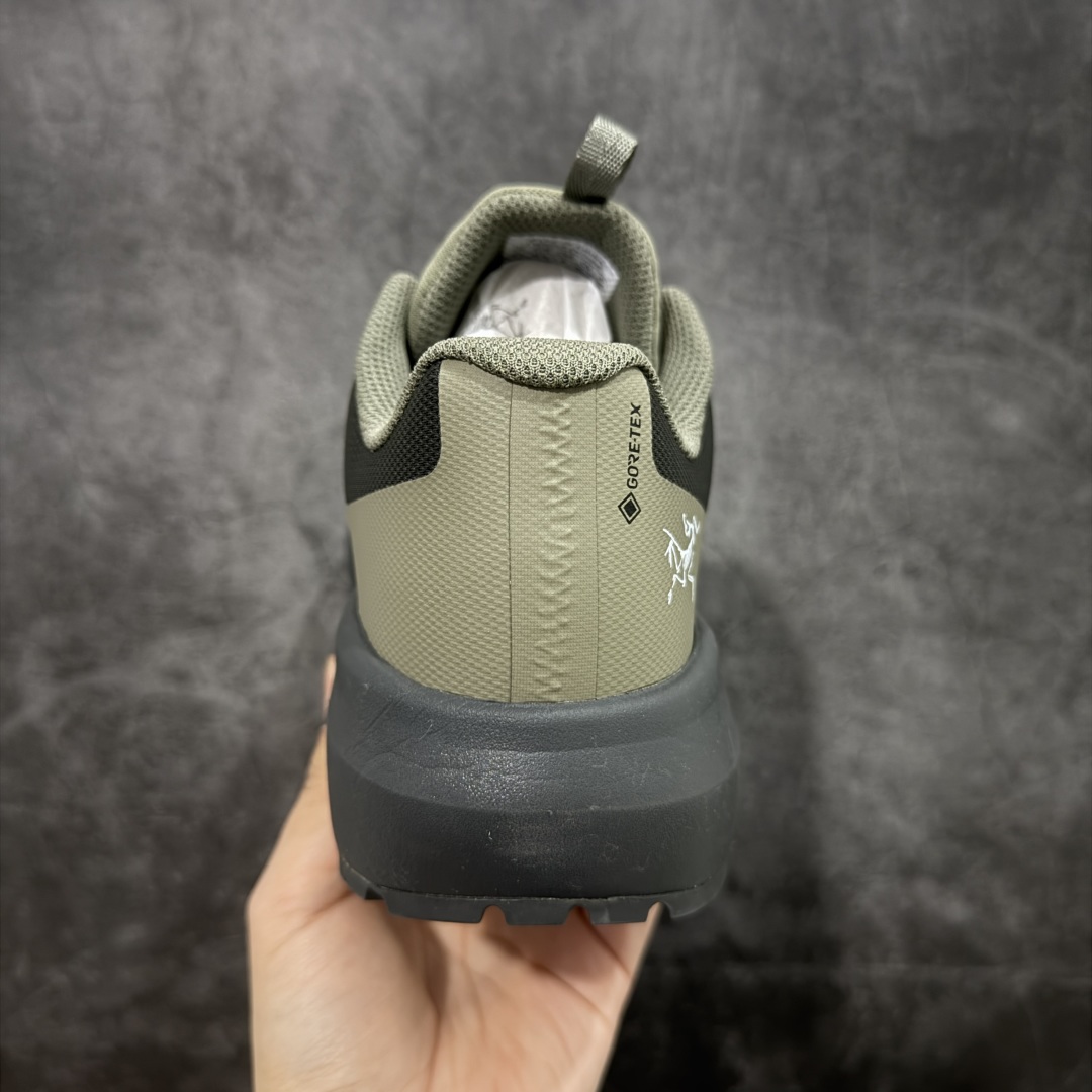 图片[4]-【莞顶防水版】始祖鸟Arc\’teryx Norvan LD3 GTX Trail 北温哥华三代系列长距离越野徒步户外运动跑鞋 市场唯一真正防水防污版 正确原厂GTX鞋面 区别假材料 品质细节一步到位 细节对应原版无差别 区别市面错版 ARC\’TERYX始祖鸟，户外运动产品的天花板品牌，2017年发布第一款越野跑鞋NORVAN VT，始祖鸟的越野跑鞋分为三个系列，分别是：VT（Vertical Terrain垂直地形）、LD（Long Distance长距离）、SL（Super Light超轻），发展到今日已经更新到了第三代产品，而NORVAN的命名源于北温哥华（North Vancouver）代表高性能越野跑系统。在2018年我测评了始祖鸟第一代长距离越野跑鞋NORVAN LD，而这次测评的，正是该系列的第三代产品NORVAN LD 3，它与初代相比可以说是脱胎换骨的改变。在整体外观方面，NORVAN LD 3保持了ARC\’TERYX始祖鸟一贯的设计风格，配色一如既往的“素”，使用纯色营造出高级感。鞋面采用单层网孔Cordura®鞋面，与初代的紧密编织鞋面相比透气性能更好，鞋面热压了TPU薄膜支撑鞋面，得益于靠近中底整圈的热压TPU，使NORVAN LD 3的涉水深度更深。NORVAN LD 3帮面一体成型，只在跟杯正中进行缝合，跟杯有硬质港宝，能有效支撑和锁定足跟，足跟外侧印刷了ARC\’TERYX始祖鸟LOGO。鞋头多层防踢设计保护脚趾，避免脚趾踢到尖利的岩石导致受伤 尺码：36/45 含半码-选品中心