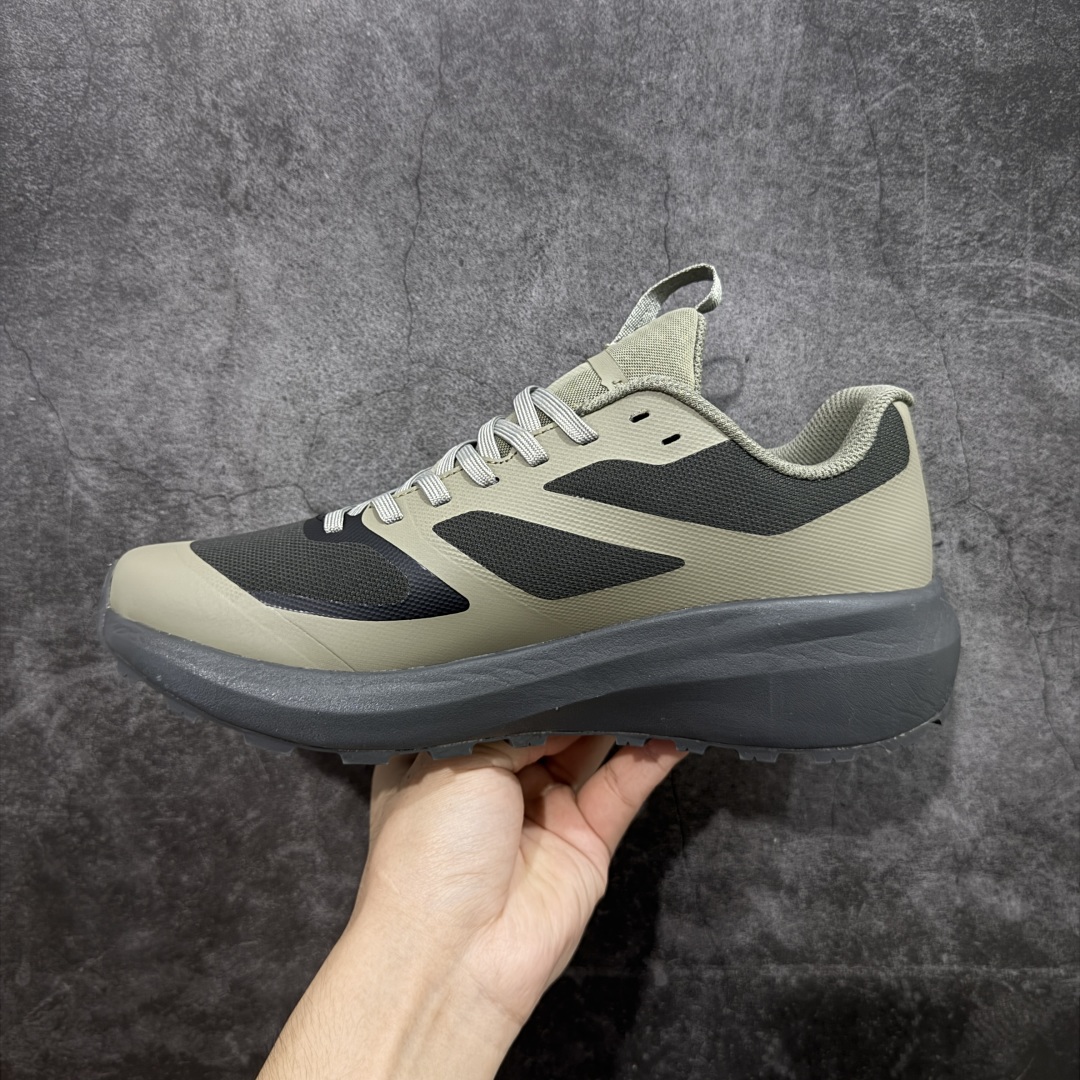 图片[2]-【莞顶防水版】始祖鸟Arc\’teryx Norvan LD3 GTX Trail 北温哥华三代系列长距离越野徒步户外运动跑鞋 市场唯一真正防水防污版 正确原厂GTX鞋面 区别假材料 品质细节一步到位 细节对应原版无差别 区别市面错版 ARC\’TERYX始祖鸟，户外运动产品的天花板品牌，2017年发布第一款越野跑鞋NORVAN VT，始祖鸟的越野跑鞋分为三个系列，分别是：VT（Vertical Terrain垂直地形）、LD（Long Distance长距离）、SL（Super Light超轻），发展到今日已经更新到了第三代产品，而NORVAN的命名源于北温哥华（North Vancouver）代表高性能越野跑系统。在2018年我测评了始祖鸟第一代长距离越野跑鞋NORVAN LD，而这次测评的，正是该系列的第三代产品NORVAN LD 3，它与初代相比可以说是脱胎换骨的改变。在整体外观方面，NORVAN LD 3保持了ARC\’TERYX始祖鸟一贯的设计风格，配色一如既往的“素”，使用纯色营造出高级感。鞋面采用单层网孔Cordura®鞋面，与初代的紧密编织鞋面相比透气性能更好，鞋面热压了TPU薄膜支撑鞋面，得益于靠近中底整圈的热压TPU，使NORVAN LD 3的涉水深度更深。NORVAN LD 3帮面一体成型，只在跟杯正中进行缝合，跟杯有硬质港宝，能有效支撑和锁定足跟，足跟外侧印刷了ARC\’TERYX始祖鸟LOGO。鞋头多层防踢设计保护脚趾，避免脚趾踢到尖利的岩石导致受伤 尺码：36/45 含半码-选品中心