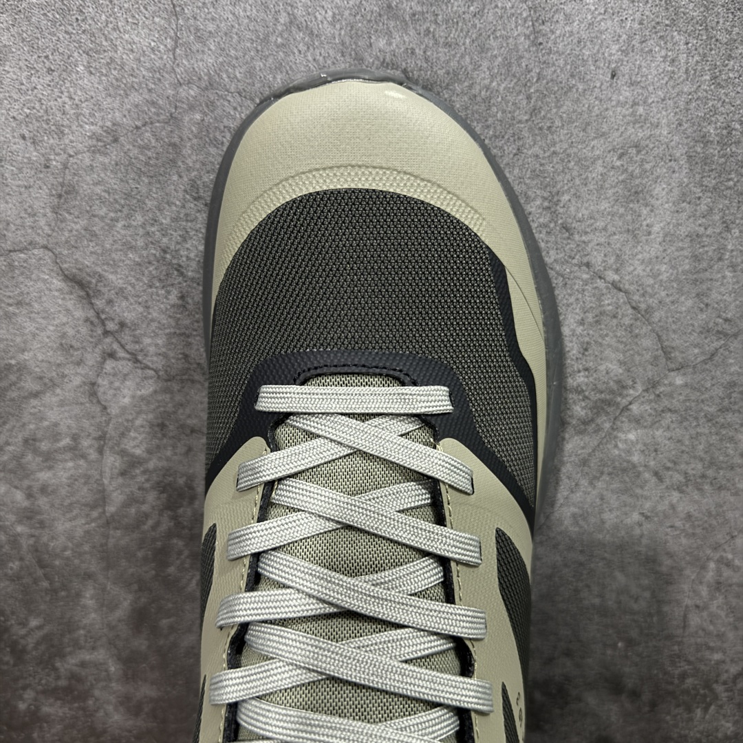 图片[5]-【莞顶防水版】始祖鸟Arc\’teryx Norvan LD3 GTX Trail 北温哥华三代系列长距离越野徒步户外运动跑鞋 市场唯一真正防水防污版 正确原厂GTX鞋面 区别假材料 品质细节一步到位 细节对应原版无差别 区别市面错版 ARC\’TERYX始祖鸟，户外运动产品的天花板品牌，2017年发布第一款越野跑鞋NORVAN VT，始祖鸟的越野跑鞋分为三个系列，分别是：VT（Vertical Terrain垂直地形）、LD（Long Distance长距离）、SL（Super Light超轻），发展到今日已经更新到了第三代产品，而NORVAN的命名源于北温哥华（North Vancouver）代表高性能越野跑系统。在2018年我测评了始祖鸟第一代长距离越野跑鞋NORVAN LD，而这次测评的，正是该系列的第三代产品NORVAN LD 3，它与初代相比可以说是脱胎换骨的改变。在整体外观方面，NORVAN LD 3保持了ARC\’TERYX始祖鸟一贯的设计风格，配色一如既往的“素”，使用纯色营造出高级感。鞋面采用单层网孔Cordura®鞋面，与初代的紧密编织鞋面相比透气性能更好，鞋面热压了TPU薄膜支撑鞋面，得益于靠近中底整圈的热压TPU，使NORVAN LD 3的涉水深度更深。NORVAN LD 3帮面一体成型，只在跟杯正中进行缝合，跟杯有硬质港宝，能有效支撑和锁定足跟，足跟外侧印刷了ARC\’TERYX始祖鸟LOGO。鞋头多层防踢设计保护脚趾，避免脚趾踢到尖利的岩石导致受伤 尺码：36/45 含半码-选品中心