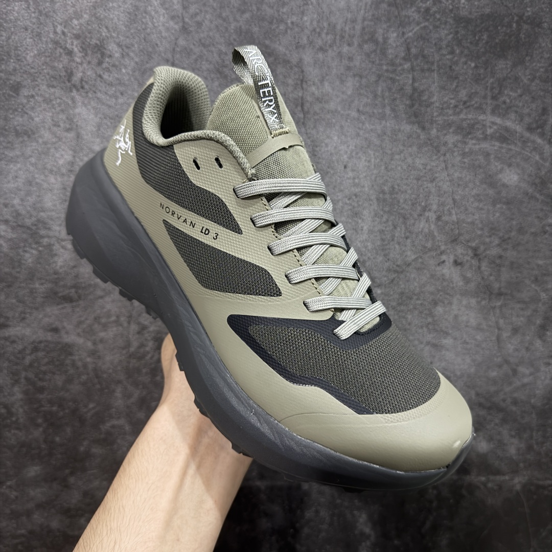 图片[3]-【莞顶防水版】始祖鸟Arc\’teryx Norvan LD3 GTX Trail 北温哥华三代系列长距离越野徒步户外运动跑鞋 市场唯一真正防水防污版 正确原厂GTX鞋面 区别假材料 品质细节一步到位 细节对应原版无差别 区别市面错版 ARC\’TERYX始祖鸟，户外运动产品的天花板品牌，2017年发布第一款越野跑鞋NORVAN VT，始祖鸟的越野跑鞋分为三个系列，分别是：VT（Vertical Terrain垂直地形）、LD（Long Distance长距离）、SL（Super Light超轻），发展到今日已经更新到了第三代产品，而NORVAN的命名源于北温哥华（North Vancouver）代表高性能越野跑系统。在2018年我测评了始祖鸟第一代长距离越野跑鞋NORVAN LD，而这次测评的，正是该系列的第三代产品NORVAN LD 3，它与初代相比可以说是脱胎换骨的改变。在整体外观方面，NORVAN LD 3保持了ARC\’TERYX始祖鸟一贯的设计风格，配色一如既往的“素”，使用纯色营造出高级感。鞋面采用单层网孔Cordura®鞋面，与初代的紧密编织鞋面相比透气性能更好，鞋面热压了TPU薄膜支撑鞋面，得益于靠近中底整圈的热压TPU，使NORVAN LD 3的涉水深度更深。NORVAN LD 3帮面一体成型，只在跟杯正中进行缝合，跟杯有硬质港宝，能有效支撑和锁定足跟，足跟外侧印刷了ARC\’TERYX始祖鸟LOGO。鞋头多层防踢设计保护脚趾，避免脚趾踢到尖利的岩石导致受伤 尺码：36/45 含半码-选品中心