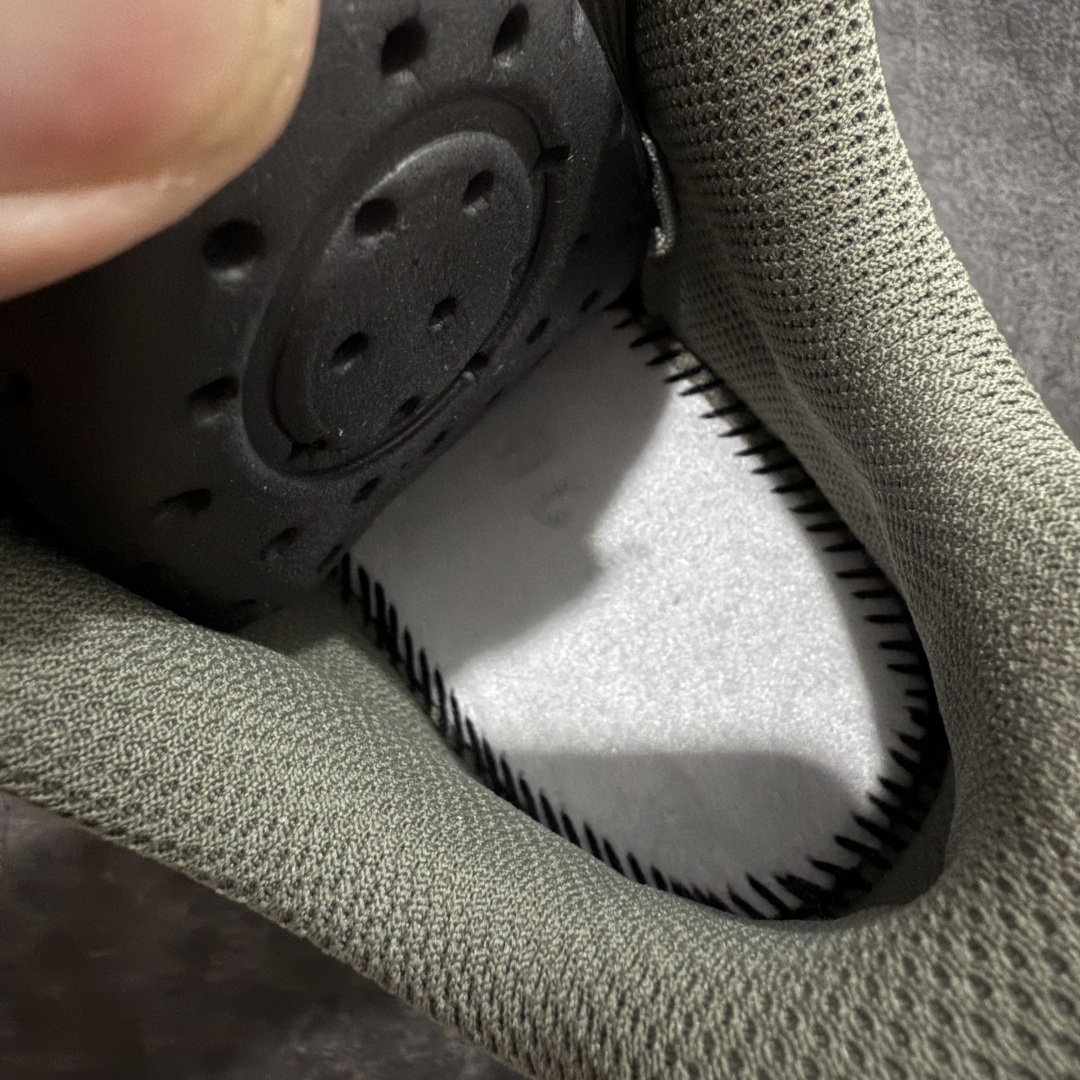 图片[7]-【莞顶防水版】始祖鸟Arc\’teryx Norvan LD3 GTX Trail 北温哥华三代系列长距离越野徒步户外运动跑鞋 市场唯一真正防水防污版 正确原厂GTX鞋面 区别假材料 品质细节一步到位 细节对应原版无差别 区别市面错版 ARC\’TERYX始祖鸟，户外运动产品的天花板品牌，2017年发布第一款越野跑鞋NORVAN VT，始祖鸟的越野跑鞋分为三个系列，分别是：VT（Vertical Terrain垂直地形）、LD（Long Distance长距离）、SL（Super Light超轻），发展到今日已经更新到了第三代产品，而NORVAN的命名源于北温哥华（North Vancouver）代表高性能越野跑系统。在2018年我测评了始祖鸟第一代长距离越野跑鞋NORVAN LD，而这次测评的，正是该系列的第三代产品NORVAN LD 3，它与初代相比可以说是脱胎换骨的改变。在整体外观方面，NORVAN LD 3保持了ARC\’TERYX始祖鸟一贯的设计风格，配色一如既往的“素”，使用纯色营造出高级感。鞋面采用单层网孔Cordura®鞋面，与初代的紧密编织鞋面相比透气性能更好，鞋面热压了TPU薄膜支撑鞋面，得益于靠近中底整圈的热压TPU，使NORVAN LD 3的涉水深度更深。NORVAN LD 3帮面一体成型，只在跟杯正中进行缝合，跟杯有硬质港宝，能有效支撑和锁定足跟，足跟外侧印刷了ARC\’TERYX始祖鸟LOGO。鞋头多层防踢设计保护脚趾，避免脚趾踢到尖利的岩石导致受伤 尺码：36/45 含半码-选品中心