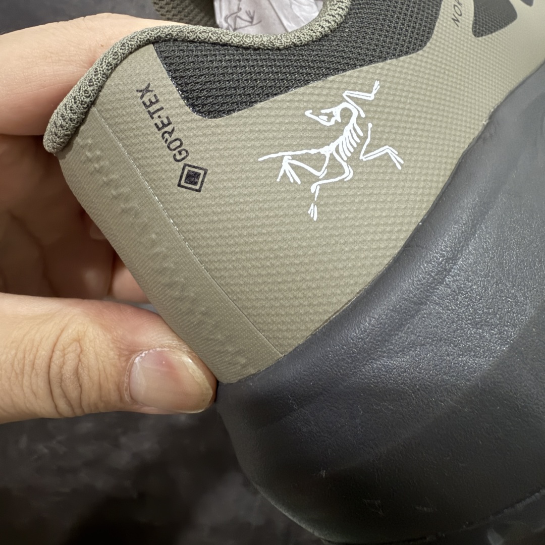 图片[2]-【莞顶防水版】始祖鸟Arc\’teryx Norvan LD3 GTX Trail 北温哥华三代系列长距离越野徒步户外运动跑鞋 市场唯一真正防水防污版 正确原厂GTX鞋面 区别假材料 品质细节一步到位 细节对应原版无差别 区别市面错版 ARC\’TERYX始祖鸟，户外运动产品的天花板品牌，2017年发布第一款越野跑鞋NORVAN VT，始祖鸟的越野跑鞋分为三个系列，分别是：VT（Vertical Terrain垂直地形）、LD（Long Distance长距离）、SL（Super Light超轻），发展到今日已经更新到了第三代产品，而NORVAN的命名源于北温哥华（North Vancouver）代表高性能越野跑系统。在2018年我测评了始祖鸟第一代长距离越野跑鞋NORVAN LD，而这次测评的，正是该系列的第三代产品NORVAN LD 3，它与初代相比可以说是脱胎换骨的改变。在整体外观方面，NORVAN LD 3保持了ARC\’TERYX始祖鸟一贯的设计风格，配色一如既往的“素”，使用纯色营造出高级感。鞋面采用单层网孔Cordura®鞋面，与初代的紧密编织鞋面相比透气性能更好，鞋面热压了TPU薄膜支撑鞋面，得益于靠近中底整圈的热压TPU，使NORVAN LD 3的涉水深度更深。NORVAN LD 3帮面一体成型，只在跟杯正中进行缝合，跟杯有硬质港宝，能有效支撑和锁定足跟，足跟外侧印刷了ARC\’TERYX始祖鸟LOGO。鞋头多层防踢设计保护脚趾，避免脚趾踢到尖利的岩石导致受伤 尺码：36/45 含半码-选品中心