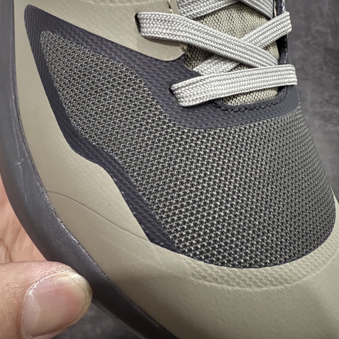 图片[4]-【莞顶防水版】始祖鸟Arc\’teryx Norvan LD3 GTX Trail 北温哥华三代系列长距离越野徒步户外运动跑鞋 市场唯一真正防水防污版 正确原厂GTX鞋面 区别假材料 品质细节一步到位 细节对应原版无差别 区别市面错版 ARC\’TERYX始祖鸟，户外运动产品的天花板品牌，2017年发布第一款越野跑鞋NORVAN VT，始祖鸟的越野跑鞋分为三个系列，分别是：VT（Vertical Terrain垂直地形）、LD（Long Distance长距离）、SL（Super Light超轻），发展到今日已经更新到了第三代产品，而NORVAN的命名源于北温哥华（North Vancouver）代表高性能越野跑系统。在2018年我测评了始祖鸟第一代长距离越野跑鞋NORVAN LD，而这次测评的，正是该系列的第三代产品NORVAN LD 3，它与初代相比可以说是脱胎换骨的改变。在整体外观方面，NORVAN LD 3保持了ARC\’TERYX始祖鸟一贯的设计风格，配色一如既往的“素”，使用纯色营造出高级感。鞋面采用单层网孔Cordura®鞋面，与初代的紧密编织鞋面相比透气性能更好，鞋面热压了TPU薄膜支撑鞋面，得益于靠近中底整圈的热压TPU，使NORVAN LD 3的涉水深度更深。NORVAN LD 3帮面一体成型，只在跟杯正中进行缝合，跟杯有硬质港宝，能有效支撑和锁定足跟，足跟外侧印刷了ARC\’TERYX始祖鸟LOGO。鞋头多层防踢设计保护脚趾，避免脚趾踢到尖利的岩石导致受伤 尺码：36/45 含半码-选品中心