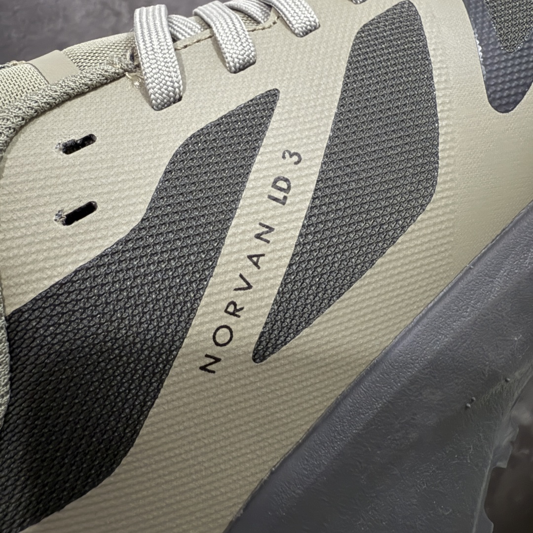 图片[3]-【莞顶防水版】始祖鸟Arc\’teryx Norvan LD3 GTX Trail 北温哥华三代系列长距离越野徒步户外运动跑鞋 市场唯一真正防水防污版 正确原厂GTX鞋面 区别假材料 品质细节一步到位 细节对应原版无差别 区别市面错版 ARC\’TERYX始祖鸟，户外运动产品的天花板品牌，2017年发布第一款越野跑鞋NORVAN VT，始祖鸟的越野跑鞋分为三个系列，分别是：VT（Vertical Terrain垂直地形）、LD（Long Distance长距离）、SL（Super Light超轻），发展到今日已经更新到了第三代产品，而NORVAN的命名源于北温哥华（North Vancouver）代表高性能越野跑系统。在2018年我测评了始祖鸟第一代长距离越野跑鞋NORVAN LD，而这次测评的，正是该系列的第三代产品NORVAN LD 3，它与初代相比可以说是脱胎换骨的改变。在整体外观方面，NORVAN LD 3保持了ARC\’TERYX始祖鸟一贯的设计风格，配色一如既往的“素”，使用纯色营造出高级感。鞋面采用单层网孔Cordura®鞋面，与初代的紧密编织鞋面相比透气性能更好，鞋面热压了TPU薄膜支撑鞋面，得益于靠近中底整圈的热压TPU，使NORVAN LD 3的涉水深度更深。NORVAN LD 3帮面一体成型，只在跟杯正中进行缝合，跟杯有硬质港宝，能有效支撑和锁定足跟，足跟外侧印刷了ARC\’TERYX始祖鸟LOGO。鞋头多层防踢设计保护脚趾，避免脚趾踢到尖利的岩石导致受伤 尺码：36/45 含半码-选品中心