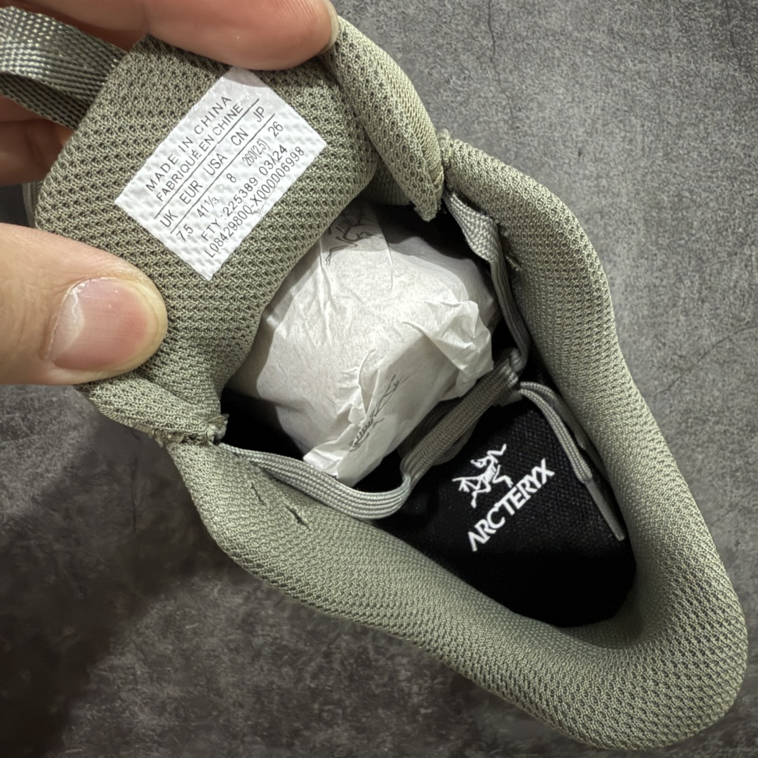 图片[6]-【莞顶防水版】始祖鸟Arc\’teryx Norvan LD3 GTX Trail 北温哥华三代系列长距离越野徒步户外运动跑鞋 市场唯一真正防水防污版 正确原厂GTX鞋面 区别假材料 品质细节一步到位 细节对应原版无差别 区别市面错版 ARC\’TERYX始祖鸟，户外运动产品的天花板品牌，2017年发布第一款越野跑鞋NORVAN VT，始祖鸟的越野跑鞋分为三个系列，分别是：VT（Vertical Terrain垂直地形）、LD（Long Distance长距离）、SL（Super Light超轻），发展到今日已经更新到了第三代产品，而NORVAN的命名源于北温哥华（North Vancouver）代表高性能越野跑系统。在2018年我测评了始祖鸟第一代长距离越野跑鞋NORVAN LD，而这次测评的，正是该系列的第三代产品NORVAN LD 3，它与初代相比可以说是脱胎换骨的改变。在整体外观方面，NORVAN LD 3保持了ARC\’TERYX始祖鸟一贯的设计风格，配色一如既往的“素”，使用纯色营造出高级感。鞋面采用单层网孔Cordura®鞋面，与初代的紧密编织鞋面相比透气性能更好，鞋面热压了TPU薄膜支撑鞋面，得益于靠近中底整圈的热压TPU，使NORVAN LD 3的涉水深度更深。NORVAN LD 3帮面一体成型，只在跟杯正中进行缝合，跟杯有硬质港宝，能有效支撑和锁定足跟，足跟外侧印刷了ARC\’TERYX始祖鸟LOGO。鞋头多层防踢设计保护脚趾，避免脚趾踢到尖利的岩石导致受伤 尺码：36/45 含半码-选品中心