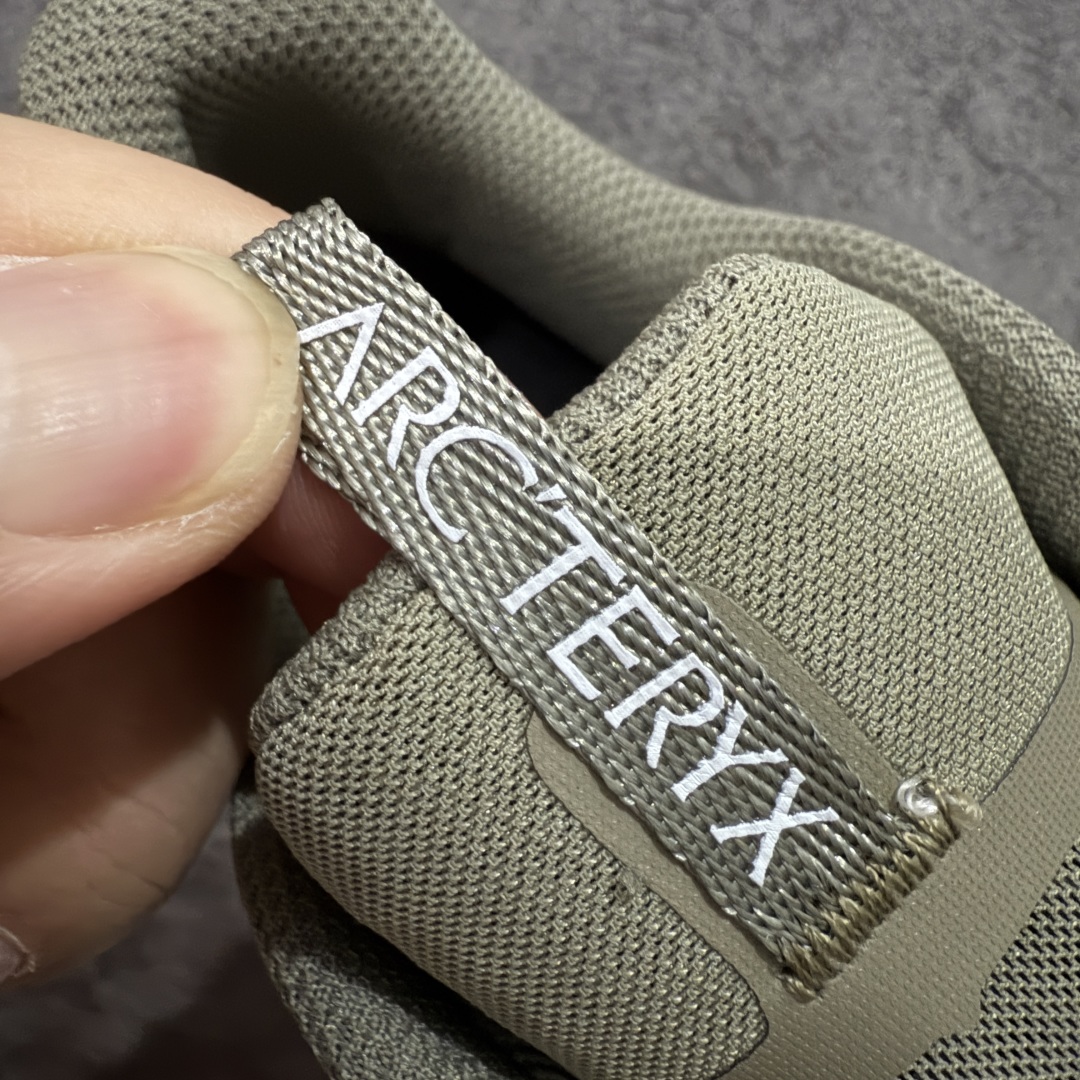 图片[5]-【莞顶防水版】始祖鸟Arc\’teryx Norvan LD3 GTX Trail 北温哥华三代系列长距离越野徒步户外运动跑鞋 市场唯一真正防水防污版 正确原厂GTX鞋面 区别假材料 品质细节一步到位 细节对应原版无差别 区别市面错版 ARC\’TERYX始祖鸟，户外运动产品的天花板品牌，2017年发布第一款越野跑鞋NORVAN VT，始祖鸟的越野跑鞋分为三个系列，分别是：VT（Vertical Terrain垂直地形）、LD（Long Distance长距离）、SL（Super Light超轻），发展到今日已经更新到了第三代产品，而NORVAN的命名源于北温哥华（North Vancouver）代表高性能越野跑系统。在2018年我测评了始祖鸟第一代长距离越野跑鞋NORVAN LD，而这次测评的，正是该系列的第三代产品NORVAN LD 3，它与初代相比可以说是脱胎换骨的改变。在整体外观方面，NORVAN LD 3保持了ARC\’TERYX始祖鸟一贯的设计风格，配色一如既往的“素”，使用纯色营造出高级感。鞋面采用单层网孔Cordura®鞋面，与初代的紧密编织鞋面相比透气性能更好，鞋面热压了TPU薄膜支撑鞋面，得益于靠近中底整圈的热压TPU，使NORVAN LD 3的涉水深度更深。NORVAN LD 3帮面一体成型，只在跟杯正中进行缝合，跟杯有硬质港宝，能有效支撑和锁定足跟，足跟外侧印刷了ARC\’TERYX始祖鸟LOGO。鞋头多层防踢设计保护脚趾，避免脚趾踢到尖利的岩石导致受伤 尺码：36/45 含半码-选品中心