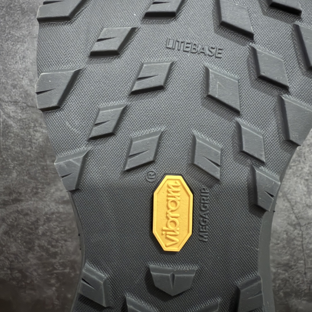 图片[8]-【莞顶防水版】始祖鸟Arc\’teryx Norvan LD3 GTX Trail 北温哥华三代系列长距离越野徒步户外运动跑鞋 市场唯一真正防水防污版 正确原厂GTX鞋面 区别假材料 品质细节一步到位 细节对应原版无差别 区别市面错版 ARC\’TERYX始祖鸟，户外运动产品的天花板品牌，2017年发布第一款越野跑鞋NORVAN VT，始祖鸟的越野跑鞋分为三个系列，分别是：VT（Vertical Terrain垂直地形）、LD（Long Distance长距离）、SL（Super Light超轻），发展到今日已经更新到了第三代产品，而NORVAN的命名源于北温哥华（North Vancouver）代表高性能越野跑系统。在2018年我测评了始祖鸟第一代长距离越野跑鞋NORVAN LD，而这次测评的，正是该系列的第三代产品NORVAN LD 3，它与初代相比可以说是脱胎换骨的改变。在整体外观方面，NORVAN LD 3保持了ARC\’TERYX始祖鸟一贯的设计风格，配色一如既往的“素”，使用纯色营造出高级感。鞋面采用单层网孔Cordura®鞋面，与初代的紧密编织鞋面相比透气性能更好，鞋面热压了TPU薄膜支撑鞋面，得益于靠近中底整圈的热压TPU，使NORVAN LD 3的涉水深度更深。NORVAN LD 3帮面一体成型，只在跟杯正中进行缝合，跟杯有硬质港宝，能有效支撑和锁定足跟，足跟外侧印刷了ARC\’TERYX始祖鸟LOGO。鞋头多层防踢设计保护脚趾，避免脚趾踢到尖利的岩石导致受伤 尺码：36/45 含半码-选品中心