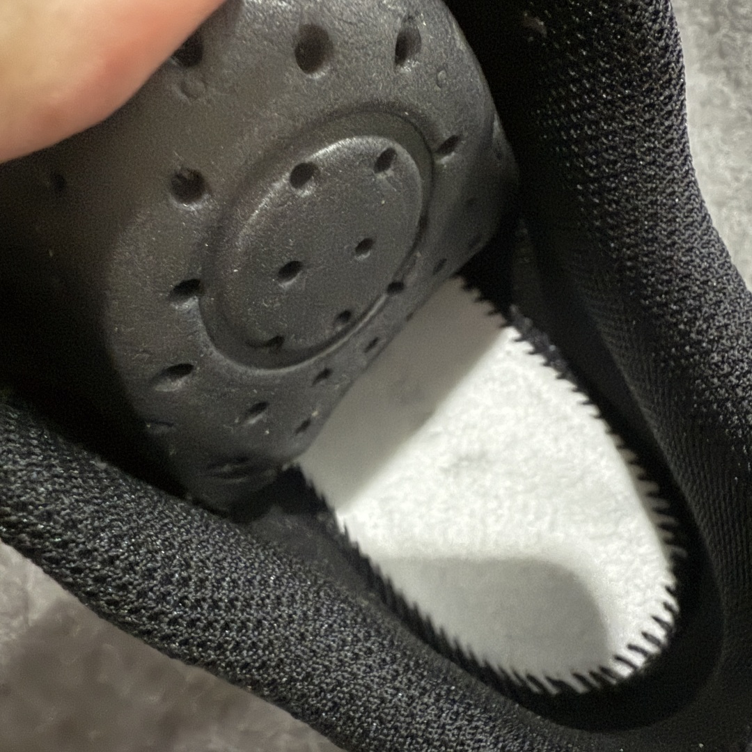 图片[7]-【莞顶防水版】始祖鸟Arc\’teryx Norvan LD3 GTX Trail 北温哥华三代系列长距离越野徒步户外运动跑鞋 市场唯一真正防水防污版 正确原厂GTX鞋面 区别假材料 品质细节一步到位 细节对应原版无差别 区别市面错版 ARC\’TERYX始祖鸟，户外运动产品的天花板品牌，2017年发布第一款越野跑鞋NORVAN VT，始祖鸟的越野跑鞋分为三个系列，分别是：VT（Vertical Terrain垂直地形）、LD（Long Distance长距离）、SL（Super Light超轻），发展到今日已经更新到了第三代产品，而NORVAN的命名源于北温哥华（North Vancouver）代表高性能越野跑系统。在2018年我测评了始祖鸟第一代长距离越野跑鞋NORVAN LD，而这次测评的，正是该系列的第三代产品NORVAN LD 3，它与初代相比可以说是脱胎换骨的改变。在整体外观方面，NORVAN LD 3保持了ARC\’TERYX始祖鸟一贯的设计风格，配色一如既往的“素”，使用纯色营造出高级感。鞋面采用单层网孔Cordura®鞋面，与初代的紧密编织鞋面相比透气性能更好，鞋面热压了TPU薄膜支撑鞋面，得益于靠近中底整圈的热压TPU，使NORVAN LD 3的涉水深度更深。NORVAN LD 3帮面一体成型，只在跟杯正中进行缝合，跟杯有硬质港宝，能有效支撑和锁定足跟，足跟外侧印刷了ARC\’TERYX始祖鸟LOGO。鞋头多层防踢设计保护脚趾，避免脚趾踢到尖利的岩石导致受伤 尺码：36/45 含半码-选品中心