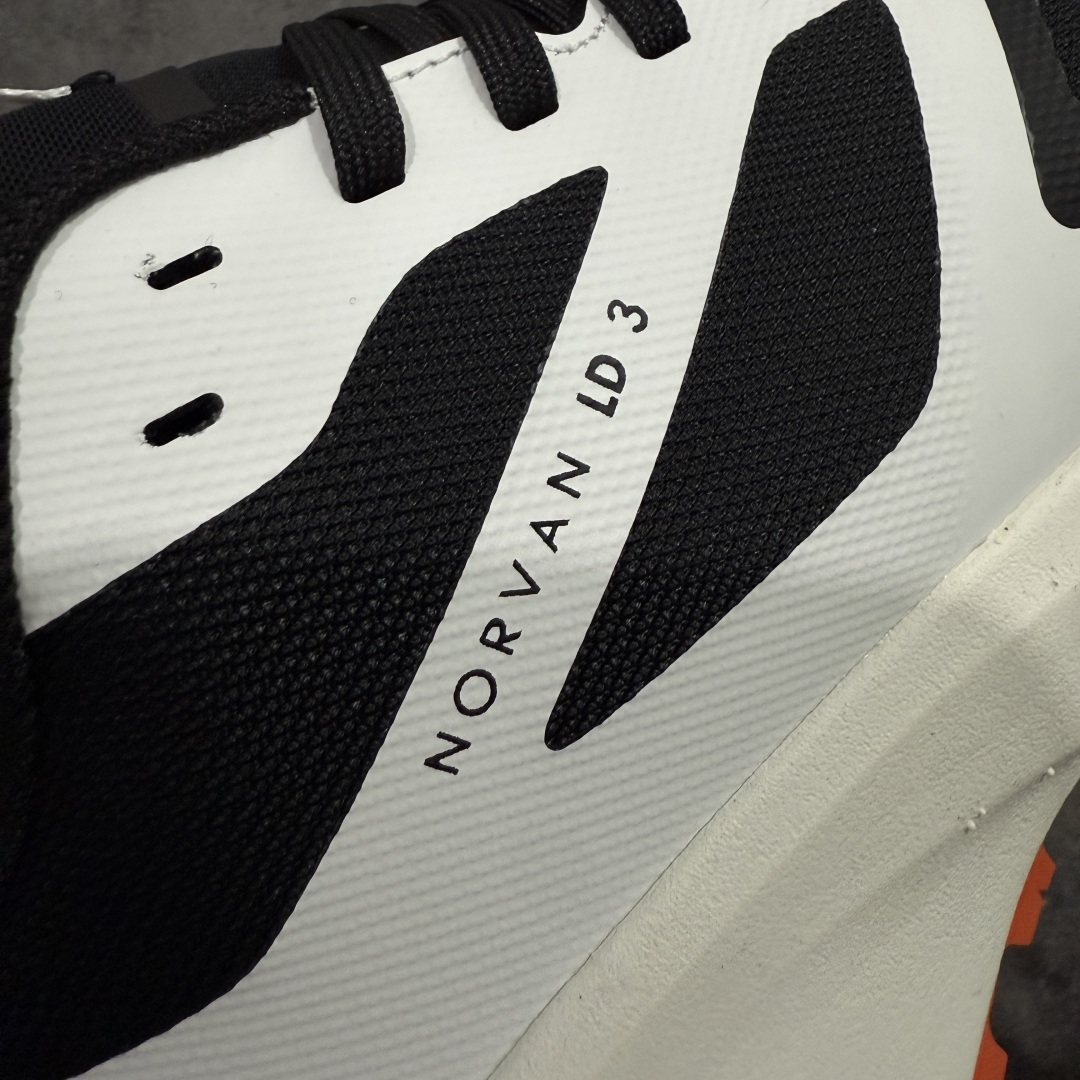 图片[3]-【莞顶防水版】始祖鸟Arc\’teryx Norvan LD3 GTX Trail 北温哥华三代系列长距离越野徒步户外运动跑鞋 市场唯一真正防水防污版 正确原厂GTX鞋面 区别假材料 品质细节一步到位 细节对应原版无差别 区别市面错版 ARC\’TERYX始祖鸟，户外运动产品的天花板品牌，2017年发布第一款越野跑鞋NORVAN VT，始祖鸟的越野跑鞋分为三个系列，分别是：VT（Vertical Terrain垂直地形）、LD（Long Distance长距离）、SL（Super Light超轻），发展到今日已经更新到了第三代产品，而NORVAN的命名源于北温哥华（North Vancouver）代表高性能越野跑系统。在2018年我测评了始祖鸟第一代长距离越野跑鞋NORVAN LD，而这次测评的，正是该系列的第三代产品NORVAN LD 3，它与初代相比可以说是脱胎换骨的改变。在整体外观方面，NORVAN LD 3保持了ARC\’TERYX始祖鸟一贯的设计风格，配色一如既往的“素”，使用纯色营造出高级感。鞋面采用单层网孔Cordura®鞋面，与初代的紧密编织鞋面相比透气性能更好，鞋面热压了TPU薄膜支撑鞋面，得益于靠近中底整圈的热压TPU，使NORVAN LD 3的涉水深度更深。NORVAN LD 3帮面一体成型，只在跟杯正中进行缝合，跟杯有硬质港宝，能有效支撑和锁定足跟，足跟外侧印刷了ARC\’TERYX始祖鸟LOGO。鞋头多层防踢设计保护脚趾，避免脚趾踢到尖利的岩石导致受伤 尺码：36/45 含半码-选品中心