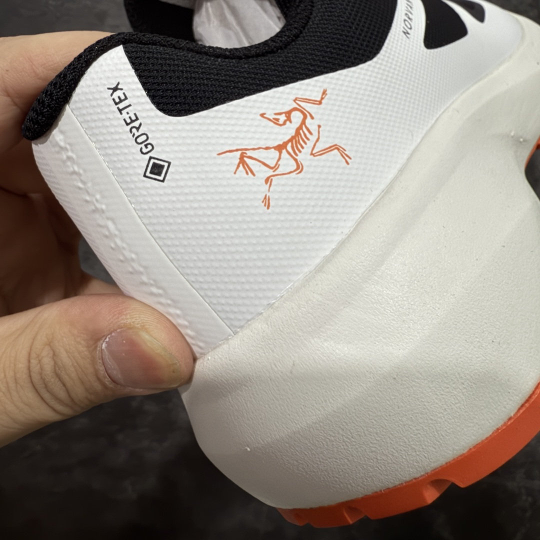 图片[2]-【莞顶防水版】始祖鸟Arc\’teryx Norvan LD3 GTX Trail 北温哥华三代系列长距离越野徒步户外运动跑鞋 市场唯一真正防水防污版 正确原厂GTX鞋面 区别假材料 品质细节一步到位 细节对应原版无差别 区别市面错版 ARC\’TERYX始祖鸟，户外运动产品的天花板品牌，2017年发布第一款越野跑鞋NORVAN VT，始祖鸟的越野跑鞋分为三个系列，分别是：VT（Vertical Terrain垂直地形）、LD（Long Distance长距离）、SL（Super Light超轻），发展到今日已经更新到了第三代产品，而NORVAN的命名源于北温哥华（North Vancouver）代表高性能越野跑系统。在2018年我测评了始祖鸟第一代长距离越野跑鞋NORVAN LD，而这次测评的，正是该系列的第三代产品NORVAN LD 3，它与初代相比可以说是脱胎换骨的改变。在整体外观方面，NORVAN LD 3保持了ARC\’TERYX始祖鸟一贯的设计风格，配色一如既往的“素”，使用纯色营造出高级感。鞋面采用单层网孔Cordura®鞋面，与初代的紧密编织鞋面相比透气性能更好，鞋面热压了TPU薄膜支撑鞋面，得益于靠近中底整圈的热压TPU，使NORVAN LD 3的涉水深度更深。NORVAN LD 3帮面一体成型，只在跟杯正中进行缝合，跟杯有硬质港宝，能有效支撑和锁定足跟，足跟外侧印刷了ARC\’TERYX始祖鸟LOGO。鞋头多层防踢设计保护脚趾，避免脚趾踢到尖利的岩石导致受伤 尺码：36/45 含半码-选品中心