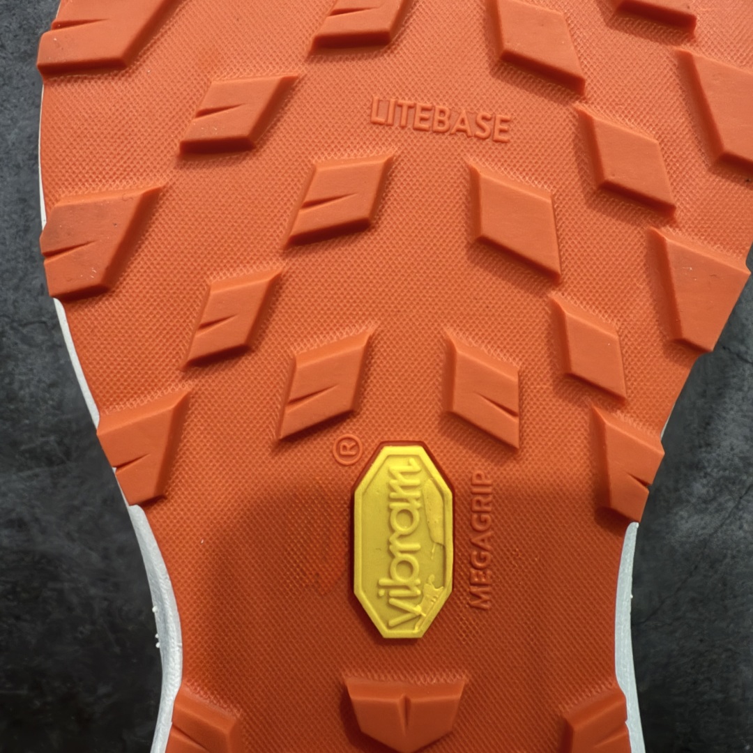 图片[8]-【莞顶防水版】始祖鸟Arc\’teryx Norvan LD3 GTX Trail 北温哥华三代系列长距离越野徒步户外运动跑鞋 市场唯一真正防水防污版 正确原厂GTX鞋面 区别假材料 品质细节一步到位 细节对应原版无差别 区别市面错版 ARC\’TERYX始祖鸟，户外运动产品的天花板品牌，2017年发布第一款越野跑鞋NORVAN VT，始祖鸟的越野跑鞋分为三个系列，分别是：VT（Vertical Terrain垂直地形）、LD（Long Distance长距离）、SL（Super Light超轻），发展到今日已经更新到了第三代产品，而NORVAN的命名源于北温哥华（North Vancouver）代表高性能越野跑系统。在2018年我测评了始祖鸟第一代长距离越野跑鞋NORVAN LD，而这次测评的，正是该系列的第三代产品NORVAN LD 3，它与初代相比可以说是脱胎换骨的改变。在整体外观方面，NORVAN LD 3保持了ARC\’TERYX始祖鸟一贯的设计风格，配色一如既往的“素”，使用纯色营造出高级感。鞋面采用单层网孔Cordura®鞋面，与初代的紧密编织鞋面相比透气性能更好，鞋面热压了TPU薄膜支撑鞋面，得益于靠近中底整圈的热压TPU，使NORVAN LD 3的涉水深度更深。NORVAN LD 3帮面一体成型，只在跟杯正中进行缝合，跟杯有硬质港宝，能有效支撑和锁定足跟，足跟外侧印刷了ARC\’TERYX始祖鸟LOGO。鞋头多层防踢设计保护脚趾，避免脚趾踢到尖利的岩石导致受伤 尺码：36/45 含半码-选品中心