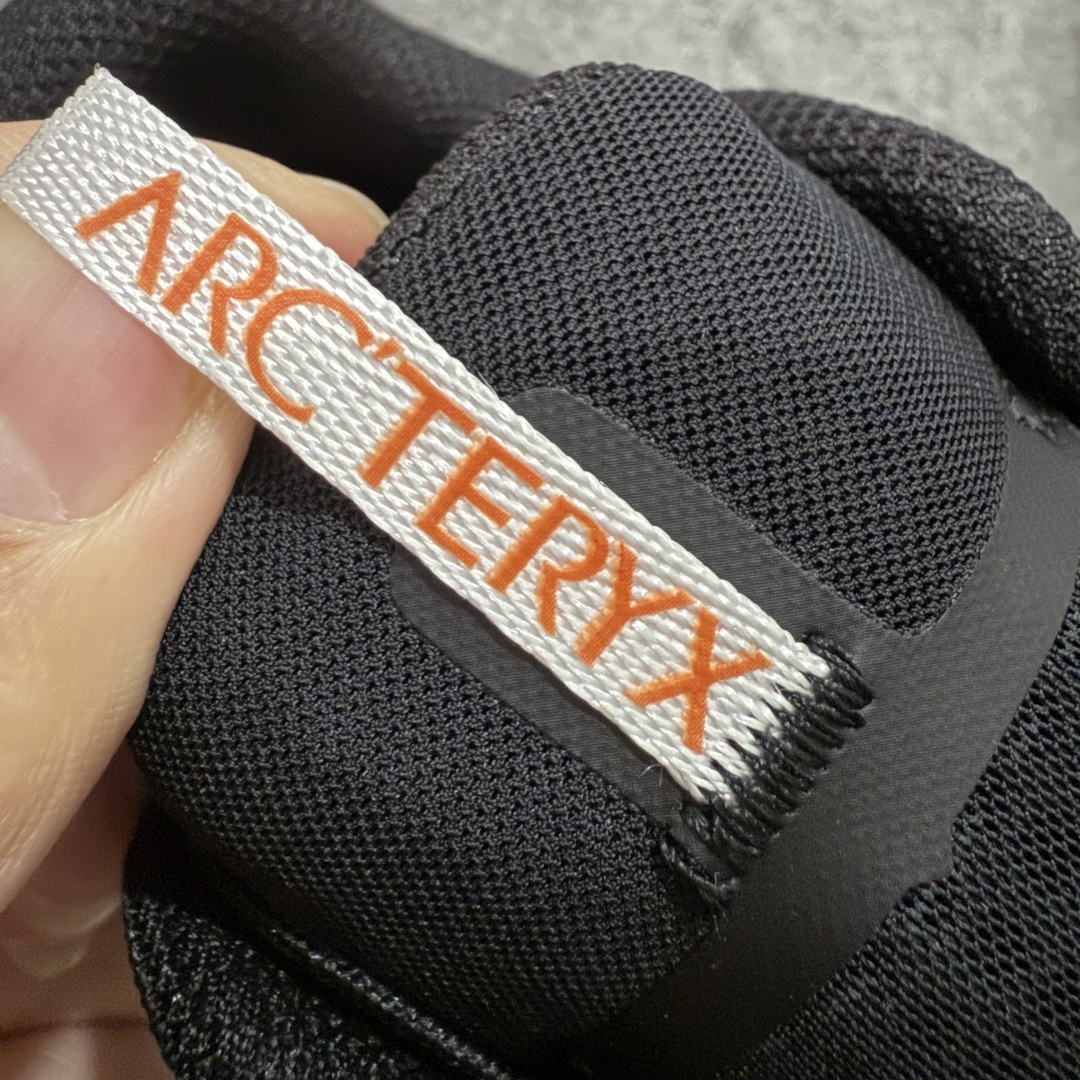 图片[5]-【莞顶防水版】始祖鸟Arc\’teryx Norvan LD3 GTX Trail 北温哥华三代系列长距离越野徒步户外运动跑鞋 市场唯一真正防水防污版 正确原厂GTX鞋面 区别假材料 品质细节一步到位 细节对应原版无差别 区别市面错版 ARC\’TERYX始祖鸟，户外运动产品的天花板品牌，2017年发布第一款越野跑鞋NORVAN VT，始祖鸟的越野跑鞋分为三个系列，分别是：VT（Vertical Terrain垂直地形）、LD（Long Distance长距离）、SL（Super Light超轻），发展到今日已经更新到了第三代产品，而NORVAN的命名源于北温哥华（North Vancouver）代表高性能越野跑系统。在2018年我测评了始祖鸟第一代长距离越野跑鞋NORVAN LD，而这次测评的，正是该系列的第三代产品NORVAN LD 3，它与初代相比可以说是脱胎换骨的改变。在整体外观方面，NORVAN LD 3保持了ARC\’TERYX始祖鸟一贯的设计风格，配色一如既往的“素”，使用纯色营造出高级感。鞋面采用单层网孔Cordura®鞋面，与初代的紧密编织鞋面相比透气性能更好，鞋面热压了TPU薄膜支撑鞋面，得益于靠近中底整圈的热压TPU，使NORVAN LD 3的涉水深度更深。NORVAN LD 3帮面一体成型，只在跟杯正中进行缝合，跟杯有硬质港宝，能有效支撑和锁定足跟，足跟外侧印刷了ARC\’TERYX始祖鸟LOGO。鞋头多层防踢设计保护脚趾，避免脚趾踢到尖利的岩石导致受伤 尺码：36/45 含半码-选品中心