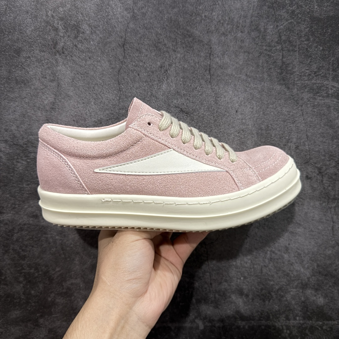【莞顶渠道】瑞克 欧文斯Rick owens 主线 经典西瓜头 RO皮面低帮 进口原料牛皮 莞产超级顶货 新配色陆续上架 产品只会越做越漂亮💯 鞋头采用原版一致工艺 又翘又歪的效果目前这个技术市面上的任何版本都达不到这个效果 私模开发 细节一步到位不敢说百分百💯保证有百分之98还原 慢工出细活 好的产品不怕晚 这次的开发针对艺术家 收藏家 高品质 的人群 水染粒面小牛皮材质,和针车间距都是极致还原! 顶级头层的小牛皮,质感无敌,奢侈品的触感! 定制品牌logo的拉链!超大一比一规格礼盒装,重达3斤以上,外加定制欧文斯保护盒! 配有日文、英文,双语种配件卡片!细节诠释,一件不落。 鞋盒翻盖 三标,正面+底部都一一做到!虽然增加不了实质的成本,但是打磨产品的细节,再微小也会还原! 尺码:35 36 37 38 39 40 41 42 43 44 45 46-选品中心