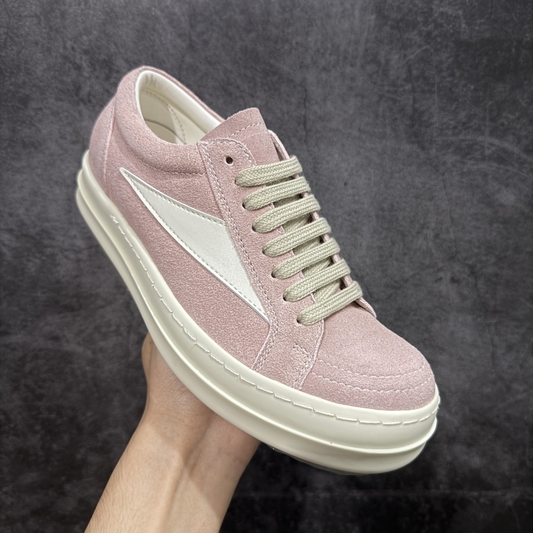 图片[3]-【莞顶渠道】瑞克 欧文斯Rick owens 主线 经典西瓜头 RO皮面低帮 进口原料牛皮 莞产超级顶货 新配色陆续上架 产品只会越做越漂亮💯 鞋头采用原版一致工艺 又翘又歪的效果目前这个技术市面上的任何版本都达不到这个效果 私模开发 细节一步到位不敢说百分百💯保证有百分之98还原 慢工出细活 好的产品不怕晚 这次的开发针对艺术家 收藏家 高品质 的人群 水染粒面小牛皮材质，和针车间距都是极致还原！ 顶级头层的小牛皮，质感无敌，奢侈品的触感！ 定制品牌logo的拉链！超大一比一规格礼盒装，重达3斤以上，外加定制欧文斯保护盒！ 配有日文、英文，双语种配件卡片！细节诠释，一件不落。 鞋盒翻盖 三标，正面+底部都一一做到！虽然增加不了实质的成本，但是打磨产品的细节，再微小也会还原！ 尺码：35 36 37 38 39 40 41 42 43 44 45 46-选品中心