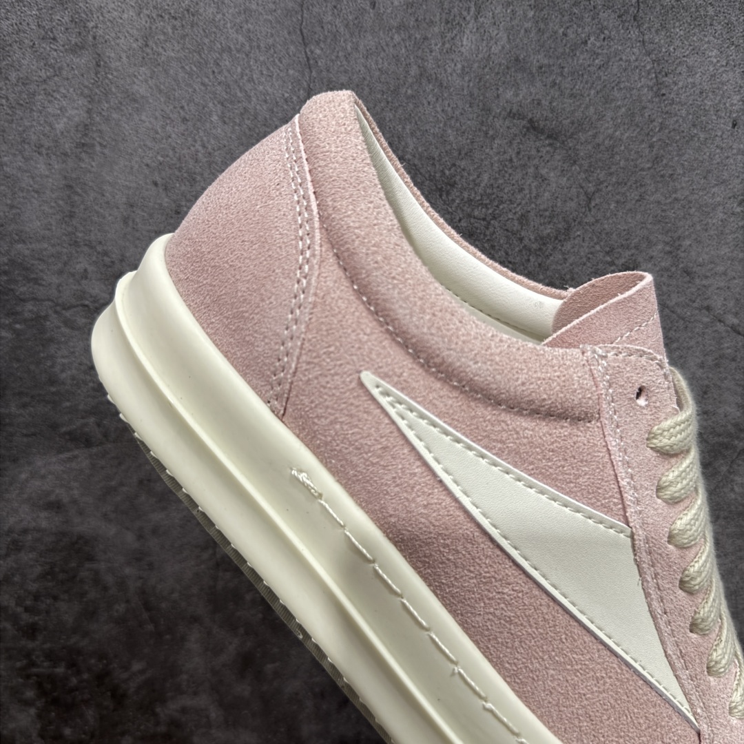 图片[7]-【莞顶渠道】瑞克 欧文斯Rick owens 主线 经典西瓜头 RO皮面低帮 进口原料牛皮 莞产超级顶货 新配色陆续上架 产品只会越做越漂亮💯 鞋头采用原版一致工艺 又翘又歪的效果目前这个技术市面上的任何版本都达不到这个效果 私模开发 细节一步到位不敢说百分百💯保证有百分之98还原 慢工出细活 好的产品不怕晚 这次的开发针对艺术家 收藏家 高品质 的人群 水染粒面小牛皮材质，和针车间距都是极致还原！ 顶级头层的小牛皮，质感无敌，奢侈品的触感！ 定制品牌logo的拉链！超大一比一规格礼盒装，重达3斤以上，外加定制欧文斯保护盒！ 配有日文、英文，双语种配件卡片！细节诠释，一件不落。 鞋盒翻盖 三标，正面+底部都一一做到！虽然增加不了实质的成本，但是打磨产品的细节，再微小也会还原！ 尺码：35 36 37 38 39 40 41 42 43 44 45 46-选品中心