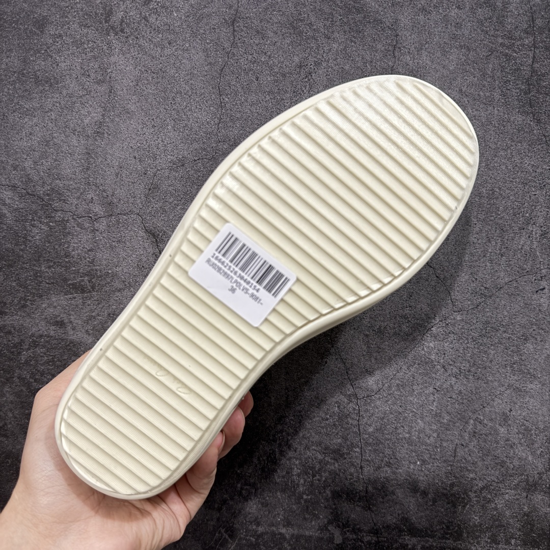 图片[9]-【莞顶渠道】瑞克 欧文斯Rick owens 主线 经典西瓜头 RO皮面低帮 进口原料牛皮 莞产超级顶货 新配色陆续上架 产品只会越做越漂亮💯 鞋头采用原版一致工艺 又翘又歪的效果目前这个技术市面上的任何版本都达不到这个效果 私模开发 细节一步到位不敢说百分百💯保证有百分之98还原 慢工出细活 好的产品不怕晚 这次的开发针对艺术家 收藏家 高品质 的人群 水染粒面小牛皮材质，和针车间距都是极致还原！ 顶级头层的小牛皮，质感无敌，奢侈品的触感！ 定制品牌logo的拉链！超大一比一规格礼盒装，重达3斤以上，外加定制欧文斯保护盒！ 配有日文、英文，双语种配件卡片！细节诠释，一件不落。 鞋盒翻盖 三标，正面+底部都一一做到！虽然增加不了实质的成本，但是打磨产品的细节，再微小也会还原！ 尺码：35 36 37 38 39 40 41 42 43 44 45 46-选品中心