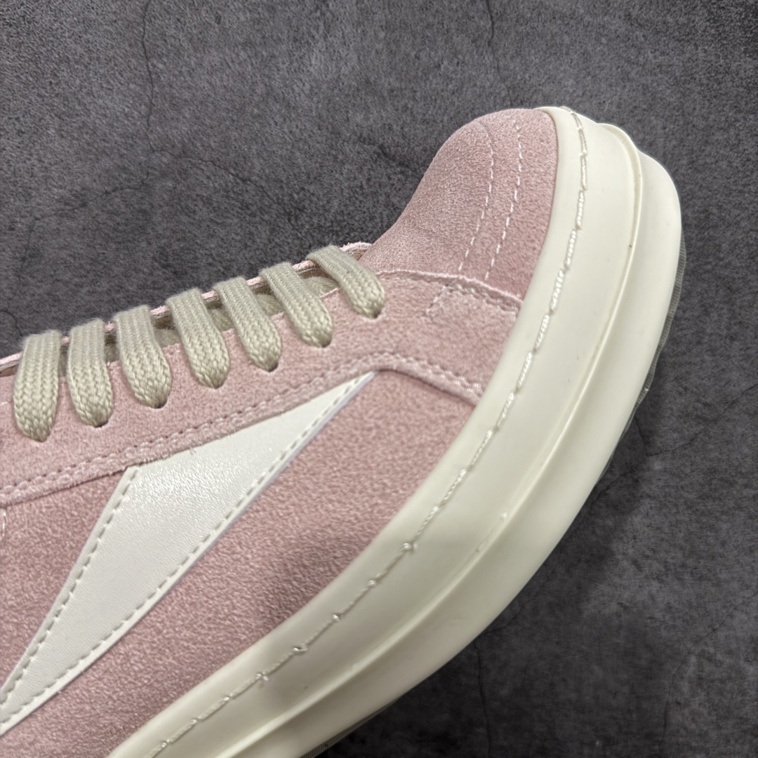 图片[6]-【莞顶渠道】瑞克 欧文斯Rick owens 主线 经典西瓜头 RO皮面低帮 进口原料牛皮 莞产超级顶货 新配色陆续上架 产品只会越做越漂亮💯 鞋头采用原版一致工艺 又翘又歪的效果目前这个技术市面上的任何版本都达不到这个效果 私模开发 细节一步到位不敢说百分百💯保证有百分之98还原 慢工出细活 好的产品不怕晚 这次的开发针对艺术家 收藏家 高品质 的人群 水染粒面小牛皮材质，和针车间距都是极致还原！ 顶级头层的小牛皮，质感无敌，奢侈品的触感！ 定制品牌logo的拉链！超大一比一规格礼盒装，重达3斤以上，外加定制欧文斯保护盒！ 配有日文、英文，双语种配件卡片！细节诠释，一件不落。 鞋盒翻盖 三标，正面+底部都一一做到！虽然增加不了实质的成本，但是打磨产品的细节，再微小也会还原！ 尺码：35 36 37 38 39 40 41 42 43 44 45 46-选品中心