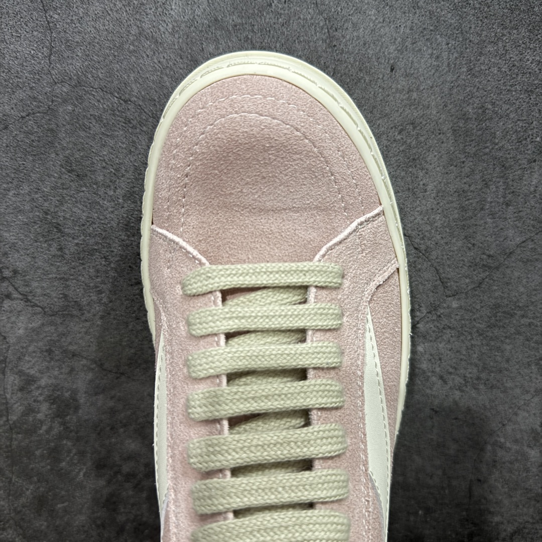 图片[5]-【莞顶渠道】瑞克 欧文斯Rick owens 主线 经典西瓜头 RO皮面低帮 进口原料牛皮 莞产超级顶货 新配色陆续上架 产品只会越做越漂亮💯 鞋头采用原版一致工艺 又翘又歪的效果目前这个技术市面上的任何版本都达不到这个效果 私模开发 细节一步到位不敢说百分百💯保证有百分之98还原 慢工出细活 好的产品不怕晚 这次的开发针对艺术家 收藏家 高品质 的人群 水染粒面小牛皮材质，和针车间距都是极致还原！ 顶级头层的小牛皮，质感无敌，奢侈品的触感！ 定制品牌logo的拉链！超大一比一规格礼盒装，重达3斤以上，外加定制欧文斯保护盒！ 配有日文、英文，双语种配件卡片！细节诠释，一件不落。 鞋盒翻盖 三标，正面+底部都一一做到！虽然增加不了实质的成本，但是打磨产品的细节，再微小也会还原！ 尺码：35 36 37 38 39 40 41 42 43 44 45 46-选品中心