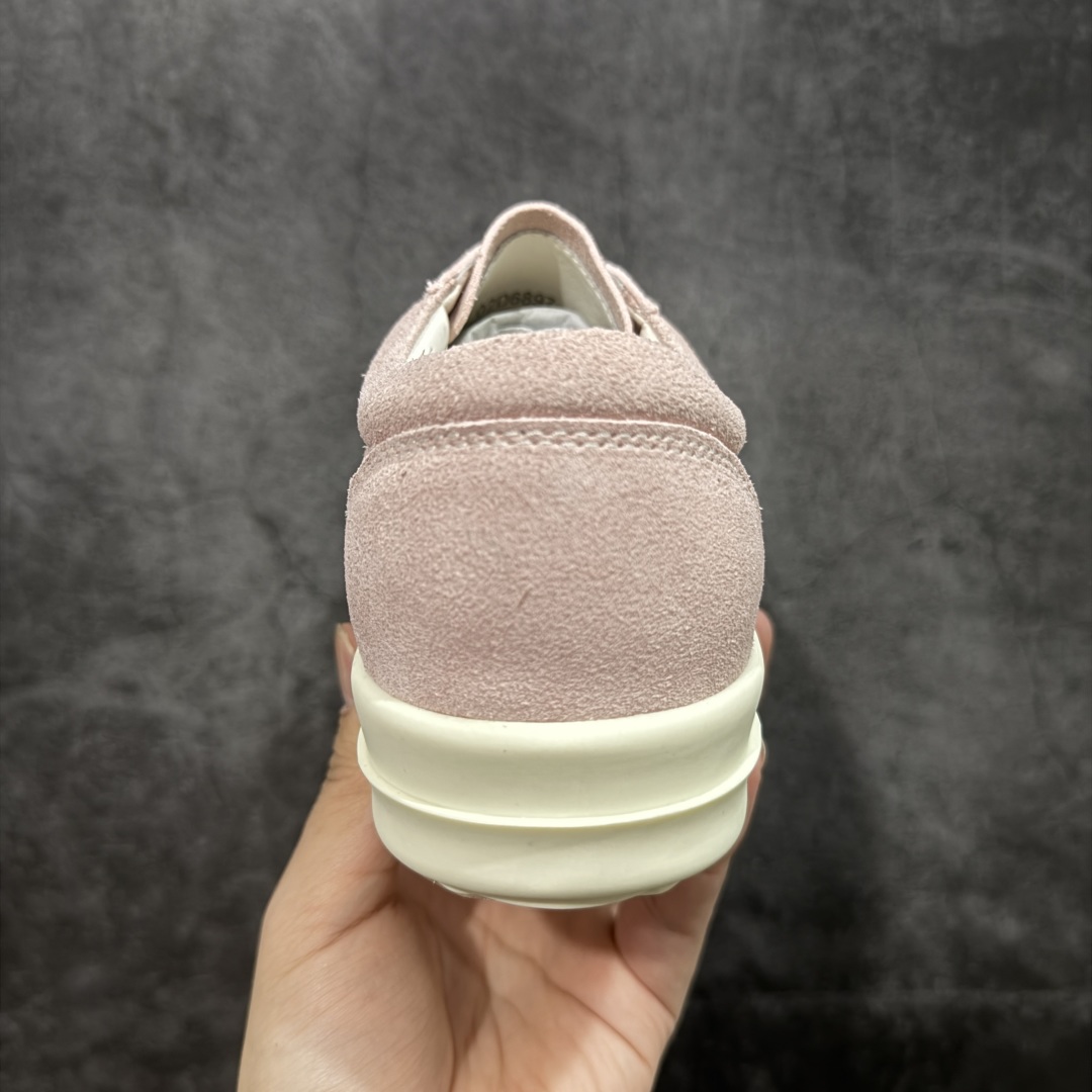 图片[4]-【莞顶渠道】瑞克 欧文斯Rick owens 主线 经典西瓜头 RO皮面低帮 进口原料牛皮 莞产超级顶货 新配色陆续上架 产品只会越做越漂亮💯 鞋头采用原版一致工艺 又翘又歪的效果目前这个技术市面上的任何版本都达不到这个效果 私模开发 细节一步到位不敢说百分百💯保证有百分之98还原 慢工出细活 好的产品不怕晚 这次的开发针对艺术家 收藏家 高品质 的人群 水染粒面小牛皮材质，和针车间距都是极致还原！ 顶级头层的小牛皮，质感无敌，奢侈品的触感！ 定制品牌logo的拉链！超大一比一规格礼盒装，重达3斤以上，外加定制欧文斯保护盒！ 配有日文、英文，双语种配件卡片！细节诠释，一件不落。 鞋盒翻盖 三标，正面+底部都一一做到！虽然增加不了实质的成本，但是打磨产品的细节，再微小也会还原！ 尺码：35 36 37 38 39 40 41 42 43 44 45 46-选品中心