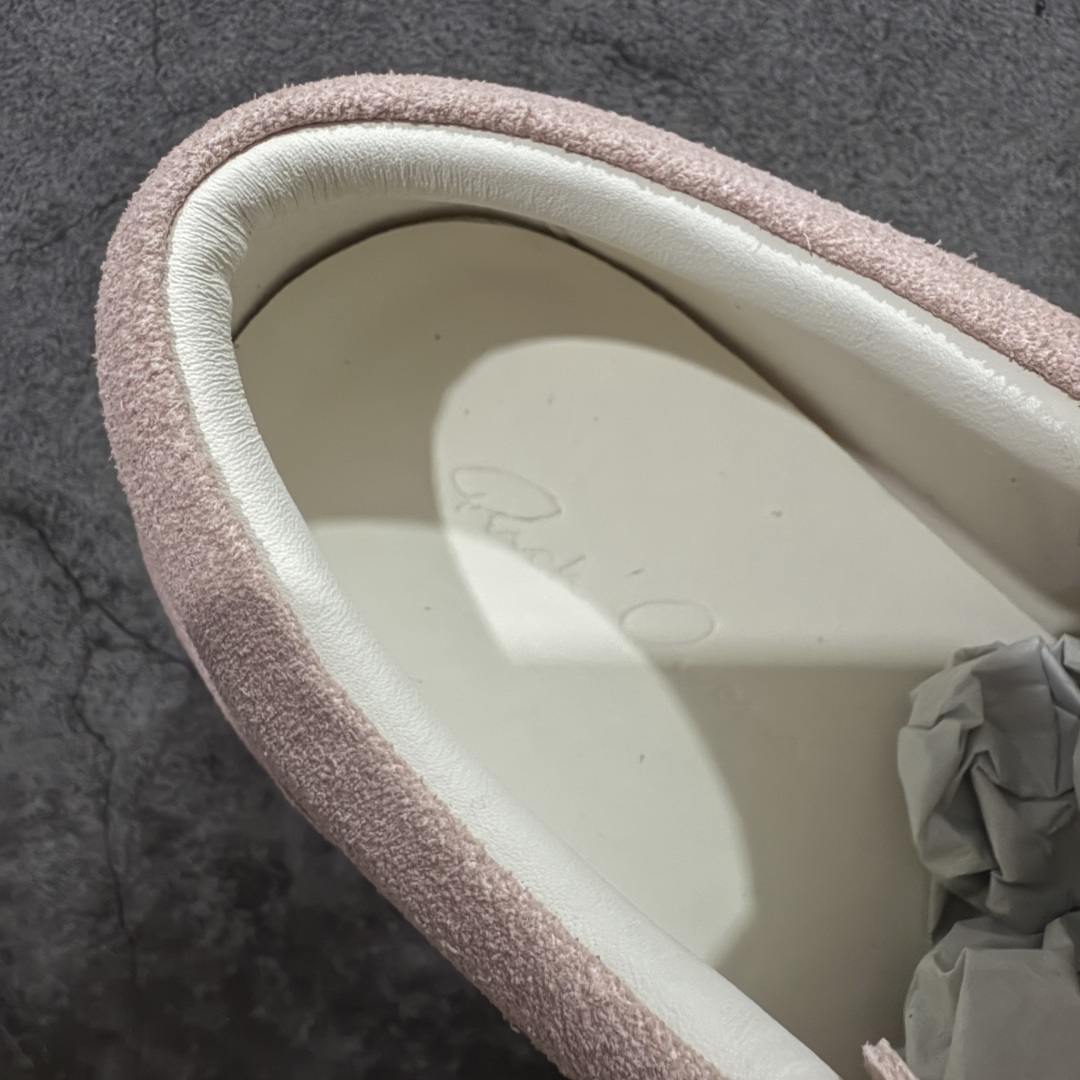 图片[7]-【莞顶渠道】瑞克 欧文斯Rick owens 主线 经典西瓜头 RO皮面低帮 进口原料牛皮 莞产超级顶货 新配色陆续上架 产品只会越做越漂亮💯 鞋头采用原版一致工艺 又翘又歪的效果目前这个技术市面上的任何版本都达不到这个效果 私模开发 细节一步到位不敢说百分百💯保证有百分之98还原 慢工出细活 好的产品不怕晚 这次的开发针对艺术家 收藏家 高品质 的人群 水染粒面小牛皮材质，和针车间距都是极致还原！ 顶级头层的小牛皮，质感无敌，奢侈品的触感！ 定制品牌logo的拉链！超大一比一规格礼盒装，重达3斤以上，外加定制欧文斯保护盒！ 配有日文、英文，双语种配件卡片！细节诠释，一件不落。 鞋盒翻盖 三标，正面+底部都一一做到！虽然增加不了实质的成本，但是打磨产品的细节，再微小也会还原！ 尺码：35 36 37 38 39 40 41 42 43 44 45 46-选品中心