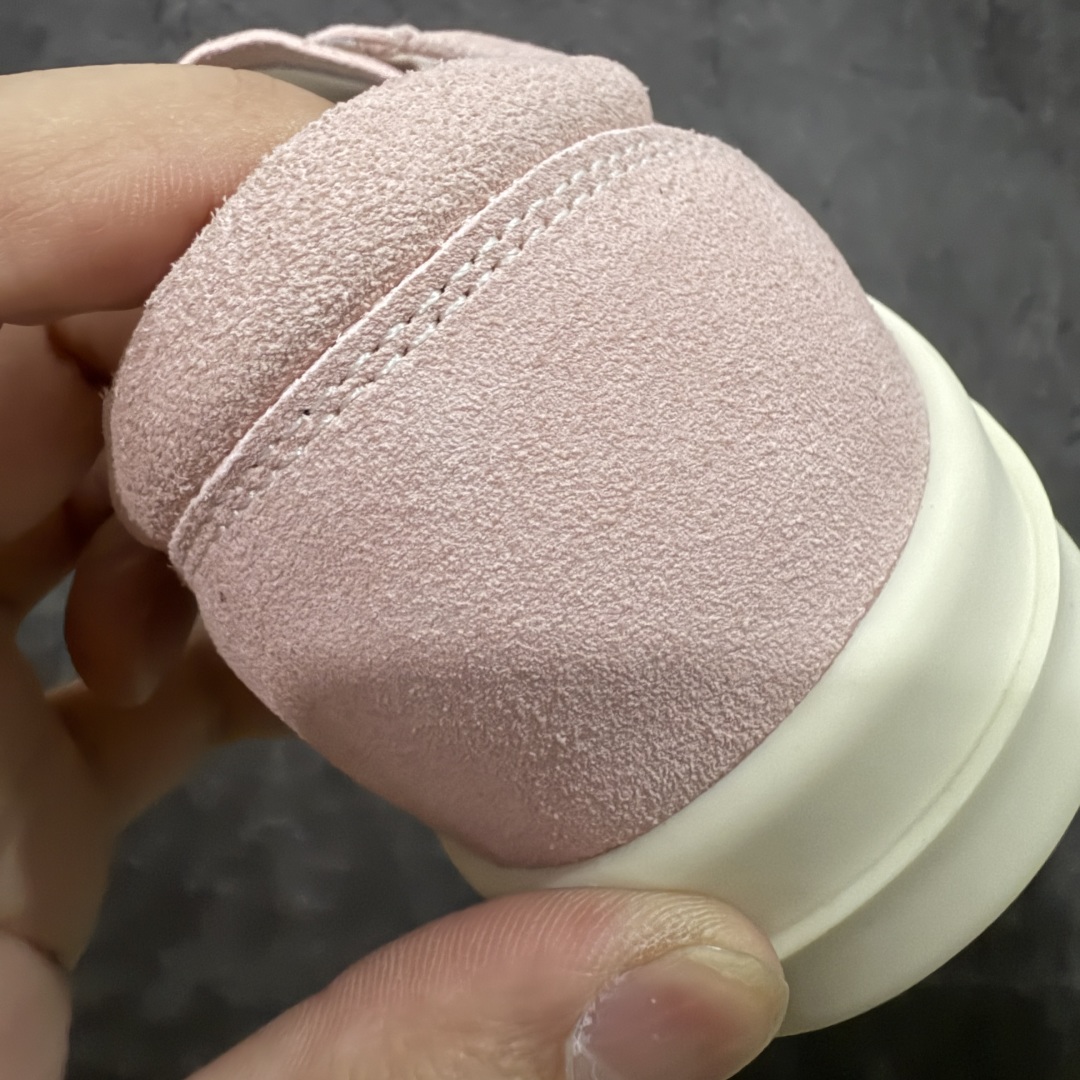 图片[2]-【莞顶渠道】瑞克 欧文斯Rick owens 主线 经典西瓜头 RO皮面低帮 进口原料牛皮 莞产超级顶货 新配色陆续上架 产品只会越做越漂亮💯 鞋头采用原版一致工艺 又翘又歪的效果目前这个技术市面上的任何版本都达不到这个效果 私模开发 细节一步到位不敢说百分百💯保证有百分之98还原 慢工出细活 好的产品不怕晚 这次的开发针对艺术家 收藏家 高品质 的人群 水染粒面小牛皮材质，和针车间距都是极致还原！ 顶级头层的小牛皮，质感无敌，奢侈品的触感！ 定制品牌logo的拉链！超大一比一规格礼盒装，重达3斤以上，外加定制欧文斯保护盒！ 配有日文、英文，双语种配件卡片！细节诠释，一件不落。 鞋盒翻盖 三标，正面+底部都一一做到！虽然增加不了实质的成本，但是打磨产品的细节，再微小也会还原！ 尺码：35 36 37 38 39 40 41 42 43 44 45 46-选品中心