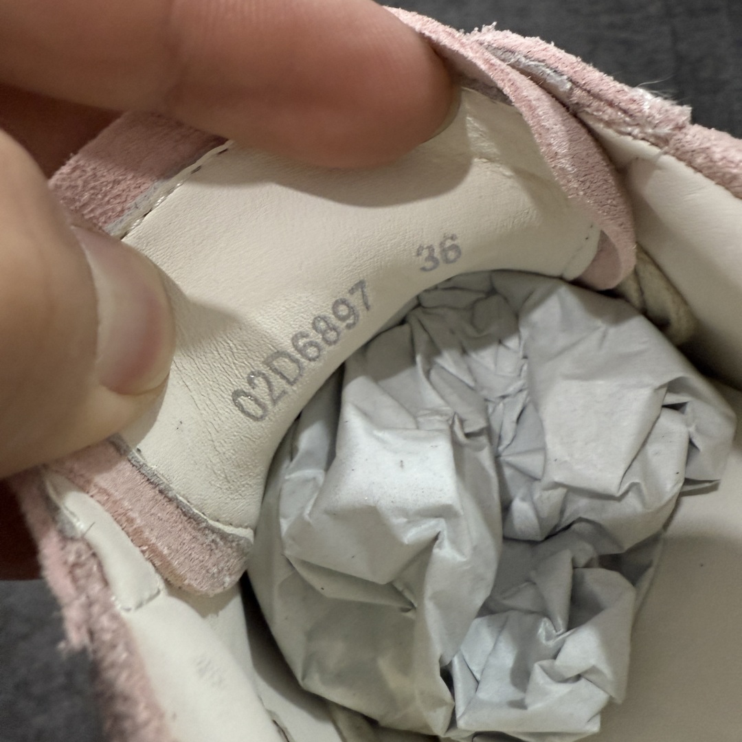 图片[6]-【莞顶渠道】瑞克 欧文斯Rick owens 主线 经典西瓜头 RO皮面低帮 进口原料牛皮 莞产超级顶货 新配色陆续上架 产品只会越做越漂亮💯 鞋头采用原版一致工艺 又翘又歪的效果目前这个技术市面上的任何版本都达不到这个效果 私模开发 细节一步到位不敢说百分百💯保证有百分之98还原 慢工出细活 好的产品不怕晚 这次的开发针对艺术家 收藏家 高品质 的人群 水染粒面小牛皮材质，和针车间距都是极致还原！ 顶级头层的小牛皮，质感无敌，奢侈品的触感！ 定制品牌logo的拉链！超大一比一规格礼盒装，重达3斤以上，外加定制欧文斯保护盒！ 配有日文、英文，双语种配件卡片！细节诠释，一件不落。 鞋盒翻盖 三标，正面+底部都一一做到！虽然增加不了实质的成本，但是打磨产品的细节，再微小也会还原！ 尺码：35 36 37 38 39 40 41 42 43 44 45 46-选品中心