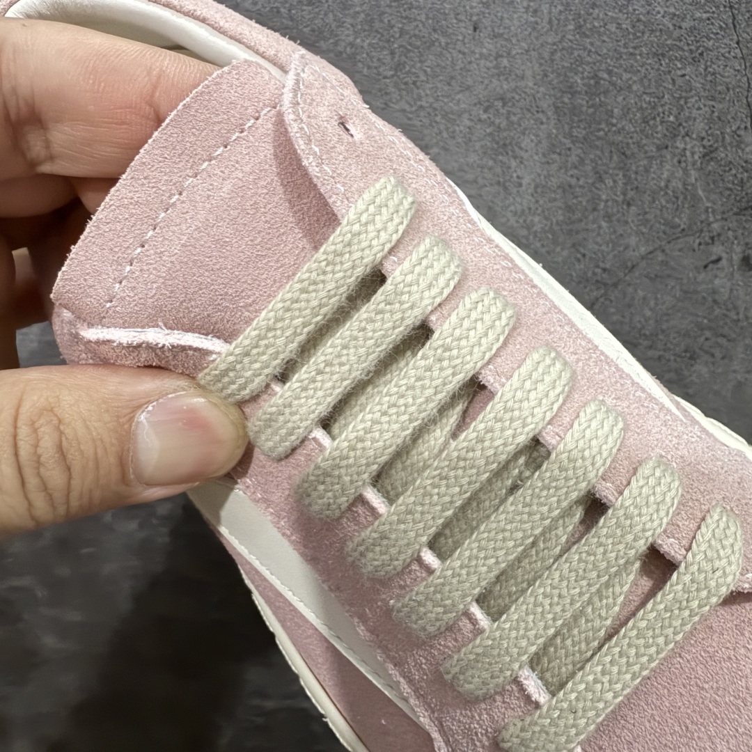 图片[5]-【莞顶渠道】瑞克 欧文斯Rick owens 主线 经典西瓜头 RO皮面低帮 进口原料牛皮 莞产超级顶货 新配色陆续上架 产品只会越做越漂亮💯 鞋头采用原版一致工艺 又翘又歪的效果目前这个技术市面上的任何版本都达不到这个效果 私模开发 细节一步到位不敢说百分百💯保证有百分之98还原 慢工出细活 好的产品不怕晚 这次的开发针对艺术家 收藏家 高品质 的人群 水染粒面小牛皮材质，和针车间距都是极致还原！ 顶级头层的小牛皮，质感无敌，奢侈品的触感！ 定制品牌logo的拉链！超大一比一规格礼盒装，重达3斤以上，外加定制欧文斯保护盒！ 配有日文、英文，双语种配件卡片！细节诠释，一件不落。 鞋盒翻盖 三标，正面+底部都一一做到！虽然增加不了实质的成本，但是打磨产品的细节，再微小也会还原！ 尺码：35 36 37 38 39 40 41 42 43 44 45 46-选品中心