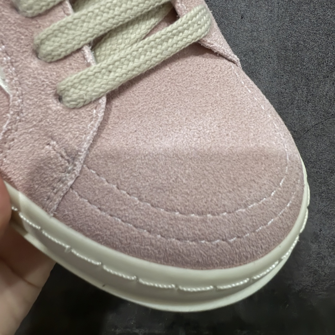 图片[4]-【莞顶渠道】瑞克 欧文斯Rick owens 主线 经典西瓜头 RO皮面低帮 进口原料牛皮 莞产超级顶货 新配色陆续上架 产品只会越做越漂亮💯 鞋头采用原版一致工艺 又翘又歪的效果目前这个技术市面上的任何版本都达不到这个效果 私模开发 细节一步到位不敢说百分百💯保证有百分之98还原 慢工出细活 好的产品不怕晚 这次的开发针对艺术家 收藏家 高品质 的人群 水染粒面小牛皮材质，和针车间距都是极致还原！ 顶级头层的小牛皮，质感无敌，奢侈品的触感！ 定制品牌logo的拉链！超大一比一规格礼盒装，重达3斤以上，外加定制欧文斯保护盒！ 配有日文、英文，双语种配件卡片！细节诠释，一件不落。 鞋盒翻盖 三标，正面+底部都一一做到！虽然增加不了实质的成本，但是打磨产品的细节，再微小也会还原！ 尺码：35 36 37 38 39 40 41 42 43 44 45 46-选品中心