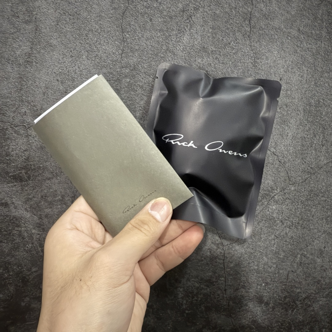 图片[9]-【莞顶渠道】瑞克 欧文斯Rick owens 主线 经典西瓜头 RO皮面低帮 进口原料牛皮 莞产超级顶货 新配色陆续上架 产品只会越做越漂亮💯 鞋头采用原版一致工艺 又翘又歪的效果目前这个技术市面上的任何版本都达不到这个效果 私模开发 细节一步到位不敢说百分百💯保证有百分之98还原 慢工出细活 好的产品不怕晚 这次的开发针对艺术家 收藏家 高品质 的人群 水染粒面小牛皮材质，和针车间距都是极致还原！ 顶级头层的小牛皮，质感无敌，奢侈品的触感！ 定制品牌logo的拉链！超大一比一规格礼盒装，重达3斤以上，外加定制欧文斯保护盒！ 配有日文、英文，双语种配件卡片！细节诠释，一件不落。 鞋盒翻盖 三标，正面+底部都一一做到！虽然增加不了实质的成本，但是打磨产品的细节，再微小也会还原！ 尺码：35 36 37 38 39 40 41 42 43 44 45 46-选品中心