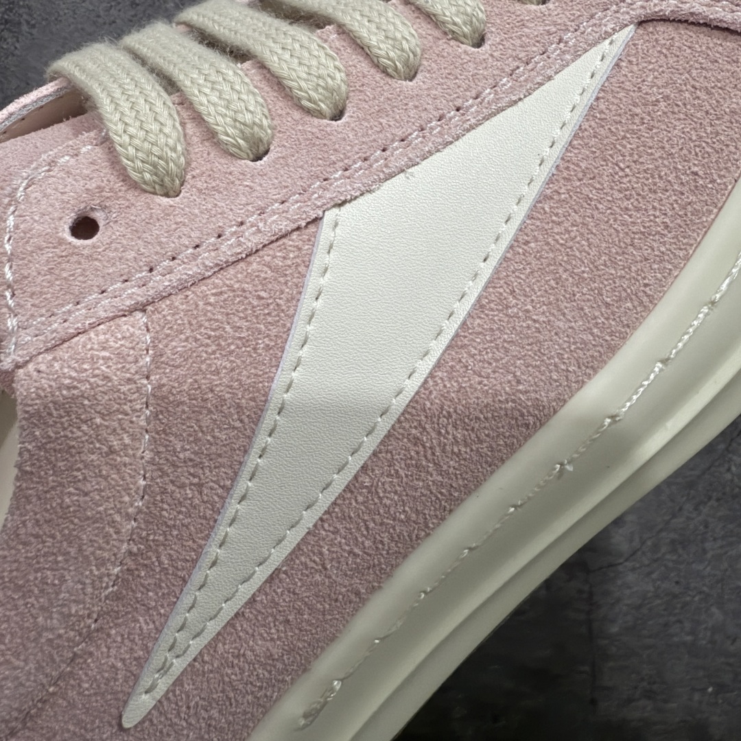 图片[3]-【莞顶渠道】瑞克 欧文斯Rick owens 主线 经典西瓜头 RO皮面低帮 进口原料牛皮 莞产超级顶货 新配色陆续上架 产品只会越做越漂亮💯 鞋头采用原版一致工艺 又翘又歪的效果目前这个技术市面上的任何版本都达不到这个效果 私模开发 细节一步到位不敢说百分百💯保证有百分之98还原 慢工出细活 好的产品不怕晚 这次的开发针对艺术家 收藏家 高品质 的人群 水染粒面小牛皮材质，和针车间距都是极致还原！ 顶级头层的小牛皮，质感无敌，奢侈品的触感！ 定制品牌logo的拉链！超大一比一规格礼盒装，重达3斤以上，外加定制欧文斯保护盒！ 配有日文、英文，双语种配件卡片！细节诠释，一件不落。 鞋盒翻盖 三标，正面+底部都一一做到！虽然增加不了实质的成本，但是打磨产品的细节，再微小也会还原！ 尺码：35 36 37 38 39 40 41 42 43 44 45 46-选品中心