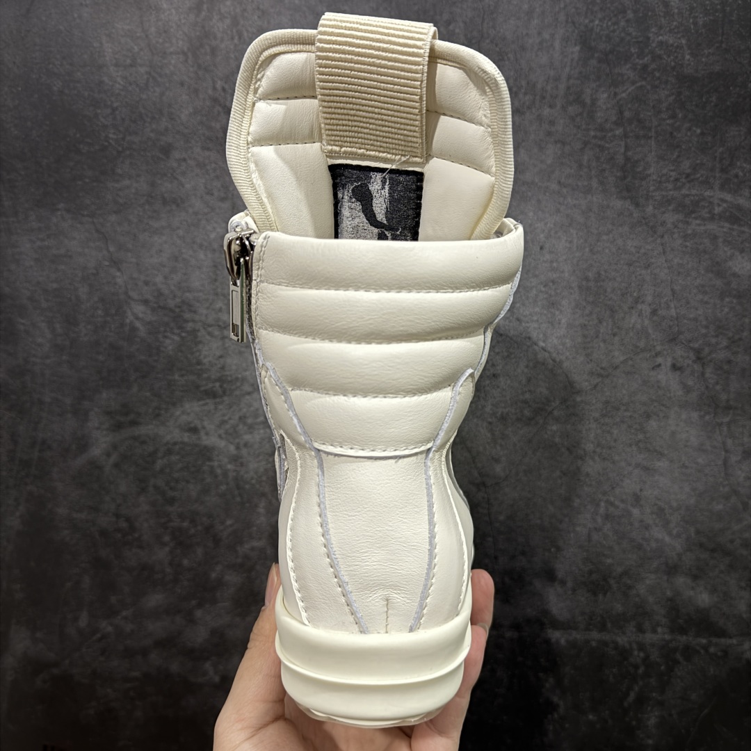 图片[4]-【莞顶渠道】RO欧文斯Rick owens 倒三角 米白经典粗绑带搭配色，独特的倒三角和长鞋舌设计 进口原料牛皮 莞产超级顶货 新配色陆续上架 产品只会越做越漂亮💯 鞋头采用原版一致工艺 又翘又歪的效果目前这个技术市面上的任何版本都达不到这个效果 私模开发 细节一步到位不敢说百分百💯保证有百分之98还原 慢工出细活 好的产品不怕晚 这次的开发针对艺术家 收藏家 高品质 的人群 水染粒面小牛皮材质，和针车间距都是极致还原！ 顶级头层的小牛皮，质感无敌，奢侈品的触感！ 定制品牌logo的拉链！超大一比一规格礼盒装，重达3斤以上，外加定制欧文斯保护盒！ 配有日文、英文，双语种配件卡片！细节诠释，一件不落。 鞋盒翻盖 三标，正面+底部都一一做到！虽然增加不了实质的成本，但是打磨产品的细节，再微小也会还原！ 尺码：35 36 37 38 39 40 41 42 43 44 45 46-选品中心