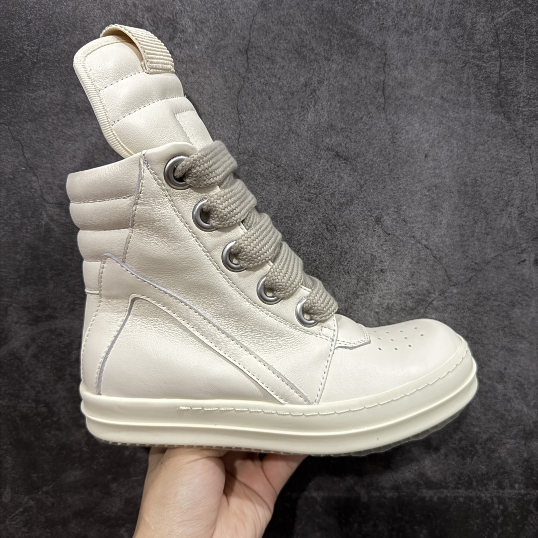【莞顶渠道】RO欧文斯Rick owens 倒三角 米白经典粗绑带搭配色,独特的倒三角和长鞋舌设计 进口原料牛皮 莞产超级顶货 新配色陆续上架 产品只会越做越漂亮💯 鞋头采用原版一致工艺 又翘又歪的效果目前这个技术市面上的任何版本都达不到这个效果 私模开发 细节一步到位不敢说百分百💯保证有百分之98还原 慢工出细活 好的产品不怕晚 这次的开发针对艺术家 收藏家 高品质 的人群 水染粒面小牛皮材质,和针车间距都是极致还原! 顶级头层的小牛皮,质感无敌,奢侈品的触感! 定制品牌logo的拉链!超大一比一规格礼盒装,重达3斤以上,外加定制欧文斯保护盒! 配有日文、英文,双语种配件卡片!细节诠释,一件不落。 鞋盒翻盖 三标,正面+底部都一一做到!虽然增加不了实质的成本,但是打磨产品的细节,再微小也会还原! 尺码:35 36 37 38 39 40 41 42 43 44 45 46-选品中心
