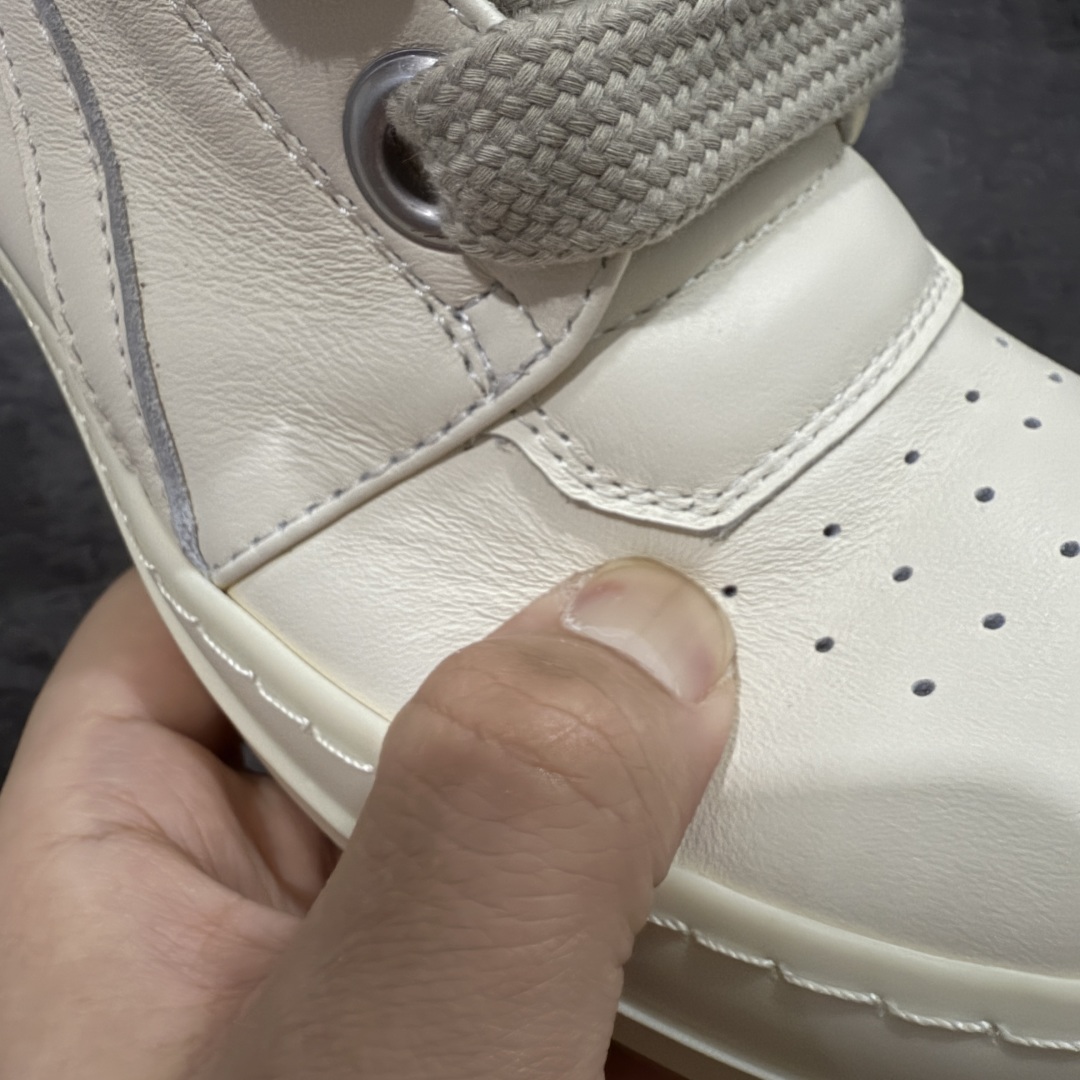 图片[4]-【莞顶渠道】RO欧文斯Rick owens 倒三角 米白经典粗绑带搭配色，独特的倒三角和长鞋舌设计 进口原料牛皮 莞产超级顶货 新配色陆续上架 产品只会越做越漂亮💯 鞋头采用原版一致工艺 又翘又歪的效果目前这个技术市面上的任何版本都达不到这个效果 私模开发 细节一步到位不敢说百分百💯保证有百分之98还原 慢工出细活 好的产品不怕晚 这次的开发针对艺术家 收藏家 高品质 的人群 水染粒面小牛皮材质，和针车间距都是极致还原！ 顶级头层的小牛皮，质感无敌，奢侈品的触感！ 定制品牌logo的拉链！超大一比一规格礼盒装，重达3斤以上，外加定制欧文斯保护盒！ 配有日文、英文，双语种配件卡片！细节诠释，一件不落。 鞋盒翻盖 三标，正面+底部都一一做到！虽然增加不了实质的成本，但是打磨产品的细节，再微小也会还原！ 尺码：35 36 37 38 39 40 41 42 43 44 45 46-选品中心