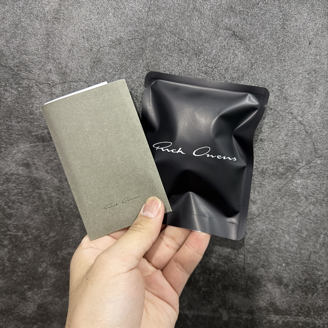 图片[9]-【莞顶渠道】RO欧文斯Rick owens 倒三角 米白经典粗绑带搭配色，独特的倒三角和长鞋舌设计 进口原料牛皮 莞产超级顶货 新配色陆续上架 产品只会越做越漂亮💯 鞋头采用原版一致工艺 又翘又歪的效果目前这个技术市面上的任何版本都达不到这个效果 私模开发 细节一步到位不敢说百分百💯保证有百分之98还原 慢工出细活 好的产品不怕晚 这次的开发针对艺术家 收藏家 高品质 的人群 水染粒面小牛皮材质，和针车间距都是极致还原！ 顶级头层的小牛皮，质感无敌，奢侈品的触感！ 定制品牌logo的拉链！超大一比一规格礼盒装，重达3斤以上，外加定制欧文斯保护盒！ 配有日文、英文，双语种配件卡片！细节诠释，一件不落。 鞋盒翻盖 三标，正面+底部都一一做到！虽然增加不了实质的成本，但是打磨产品的细节，再微小也会还原！ 尺码：35 36 37 38 39 40 41 42 43 44 45 46-选品中心