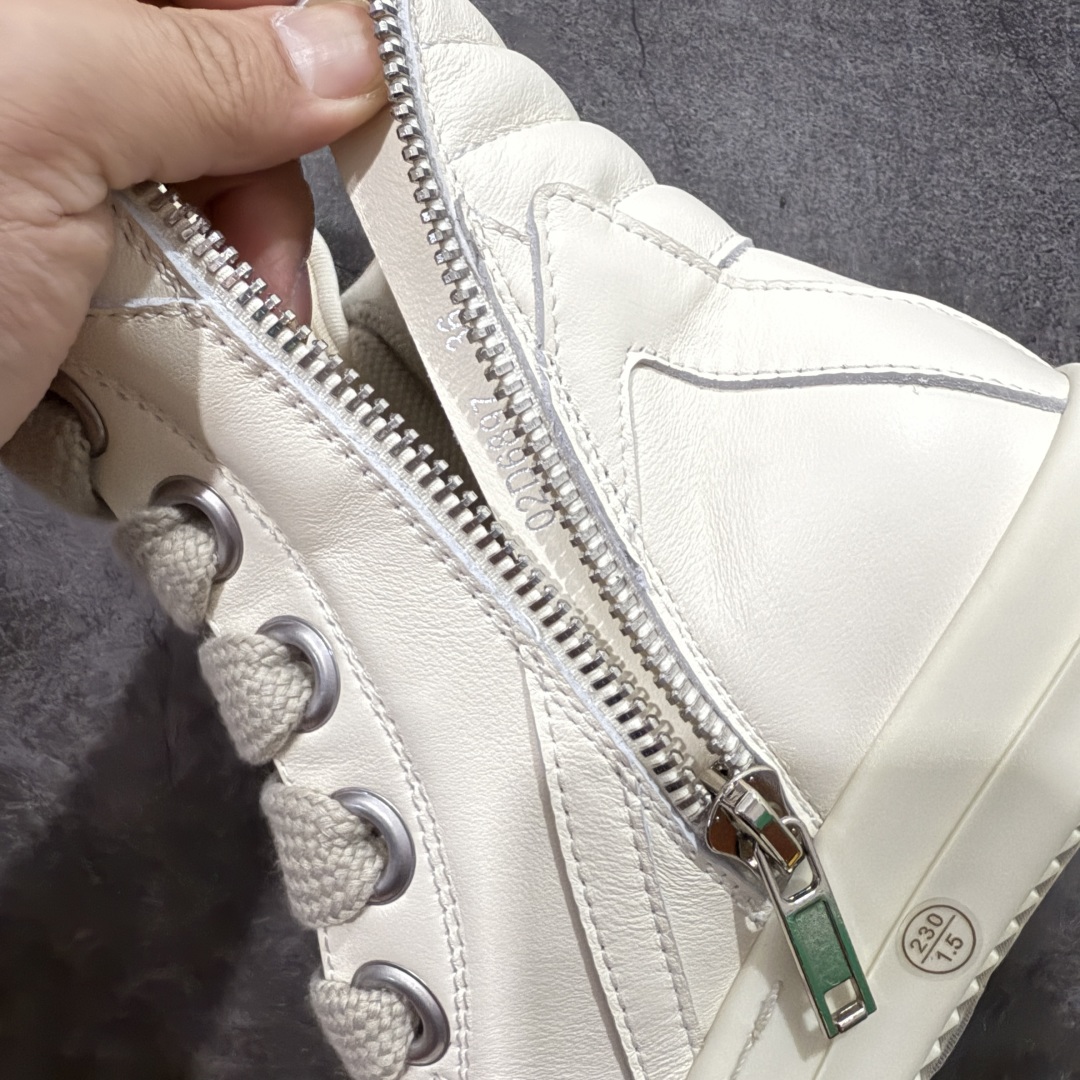 图片[8]-【莞顶渠道】RO欧文斯Rick owens 倒三角 米白经典粗绑带搭配色，独特的倒三角和长鞋舌设计 进口原料牛皮 莞产超级顶货 新配色陆续上架 产品只会越做越漂亮💯 鞋头采用原版一致工艺 又翘又歪的效果目前这个技术市面上的任何版本都达不到这个效果 私模开发 细节一步到位不敢说百分百💯保证有百分之98还原 慢工出细活 好的产品不怕晚 这次的开发针对艺术家 收藏家 高品质 的人群 水染粒面小牛皮材质，和针车间距都是极致还原！ 顶级头层的小牛皮，质感无敌，奢侈品的触感！ 定制品牌logo的拉链！超大一比一规格礼盒装，重达3斤以上，外加定制欧文斯保护盒！ 配有日文、英文，双语种配件卡片！细节诠释，一件不落。 鞋盒翻盖 三标，正面+底部都一一做到！虽然增加不了实质的成本，但是打磨产品的细节，再微小也会还原！ 尺码：35 36 37 38 39 40 41 42 43 44 45 46-选品中心