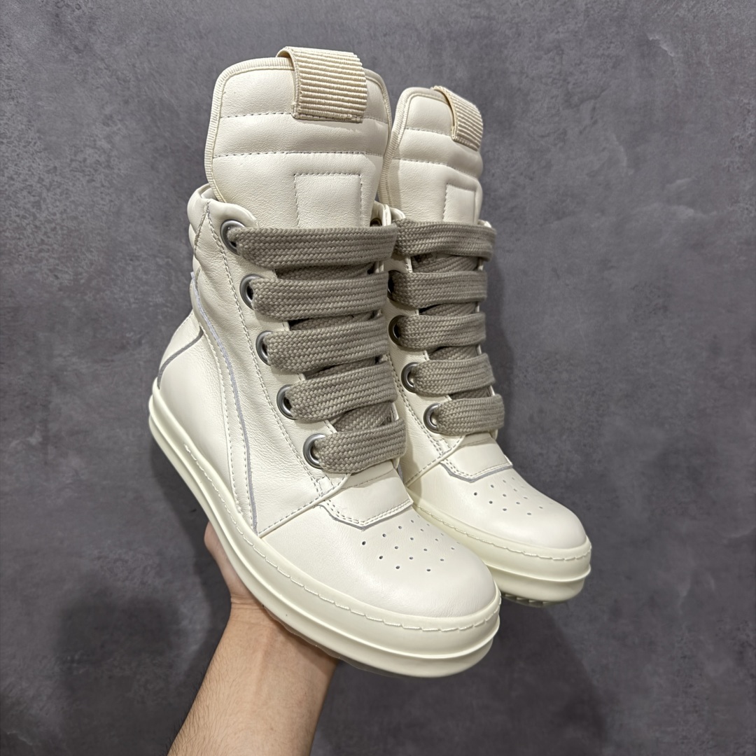 【莞顶渠道】RO欧文斯Rick owens 倒三角 米白经典粗绑带搭配色,独特的倒三角和长鞋舌设计 进口原料牛皮 莞产超级顶货 新配色陆续上架 产品只会越做越漂亮💯 鞋头采用原版一致工艺 又翘又歪的效果目前这个技术市面上的任何版本都达不到这个效果 私模开发 细节一步到位不敢说百分百💯保证有百分之98还原 慢工出细活 好的产品不怕晚 这次的开发针对艺术家 收藏家 高品质 的人群 水染粒面小牛皮材质,和针车间距都是极致还原! 顶级头层的小牛皮,质感无敌,奢侈品的触感! 定制品牌logo的拉链!超大一比一规格礼盒装,重达3斤以上,外加定制欧文斯保护盒! 配有日文、英文,双语种配件卡片!细节诠释,一件不落。 鞋盒翻盖 三标,正面+底部都一一做到!虽然增加不了实质的成本,但是打磨产品的细节,再微小也会还原! 尺码:35 36 37 38 39 40 41 42 43 44 45 46-选品中心