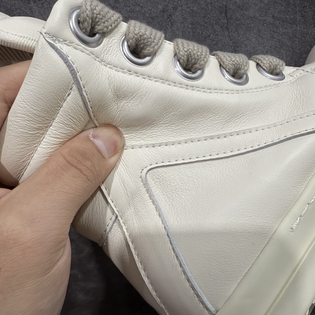 图片[3]-【莞顶渠道】RO欧文斯Rick owens 倒三角 米白经典粗绑带搭配色，独特的倒三角和长鞋舌设计 进口原料牛皮 莞产超级顶货 新配色陆续上架 产品只会越做越漂亮💯 鞋头采用原版一致工艺 又翘又歪的效果目前这个技术市面上的任何版本都达不到这个效果 私模开发 细节一步到位不敢说百分百💯保证有百分之98还原 慢工出细活 好的产品不怕晚 这次的开发针对艺术家 收藏家 高品质 的人群 水染粒面小牛皮材质，和针车间距都是极致还原！ 顶级头层的小牛皮，质感无敌，奢侈品的触感！ 定制品牌logo的拉链！超大一比一规格礼盒装，重达3斤以上，外加定制欧文斯保护盒！ 配有日文、英文，双语种配件卡片！细节诠释，一件不落。 鞋盒翻盖 三标，正面+底部都一一做到！虽然增加不了实质的成本，但是打磨产品的细节，再微小也会还原！ 尺码：35 36 37 38 39 40 41 42 43 44 45 46-选品中心