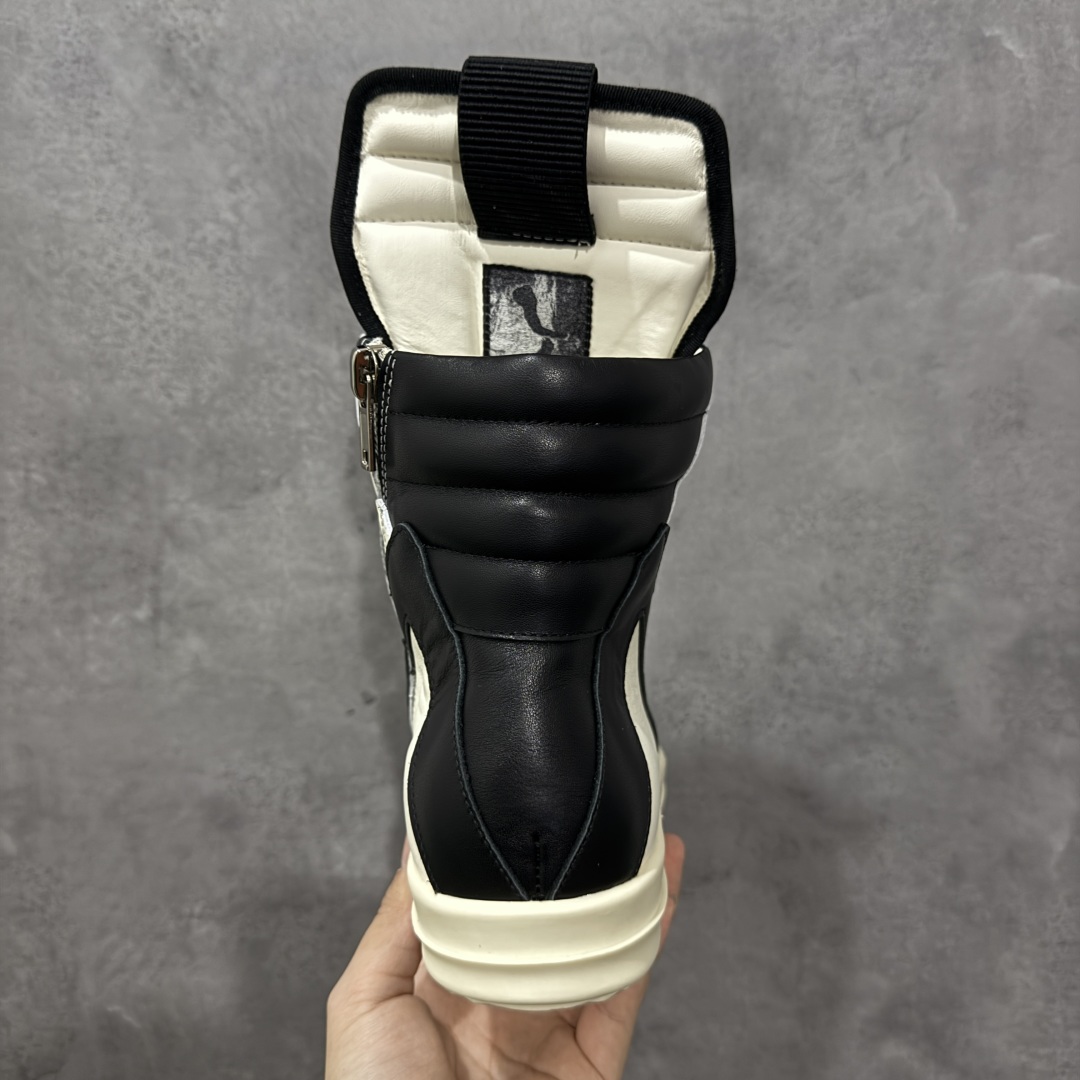 图片[4]-【莞顶渠道】RO欧文斯Rick owens 倒三角 黑白经典粗绑带搭配色，独特的倒三角和长鞋舌设计 进口原料牛皮 莞产超级顶货 新配色陆续上架 产品只会越做越漂亮💯 鞋头采用原版一致工艺 又翘又歪的效果目前这个技术市面上的任何版本都达不到这个效果 私模开发 细节一步到位不敢说百分百💯保证有百分之98还原 慢工出细活 好的产品不怕晚 这次的开发针对艺术家 收藏家 高品质 的人群 水染粒面小牛皮材质，和针车间距都是极致还原！ 顶级头层的小牛皮，质感无敌，奢侈品的触感！ 定制品牌logo的拉链！超大一比一规格礼盒装，重达3斤以上，外加定制欧文斯保护盒！ 配有日文、英文，双语种配件卡片！细节诠释，一件不落。 鞋盒翻盖 三标，正面+底部都一一做到！虽然增加不了实质的成本，但是打磨产品的细节，再微小也会还原！ 尺码：35 36 37 38 39 40 41 42 43 44 45 46-选品中心