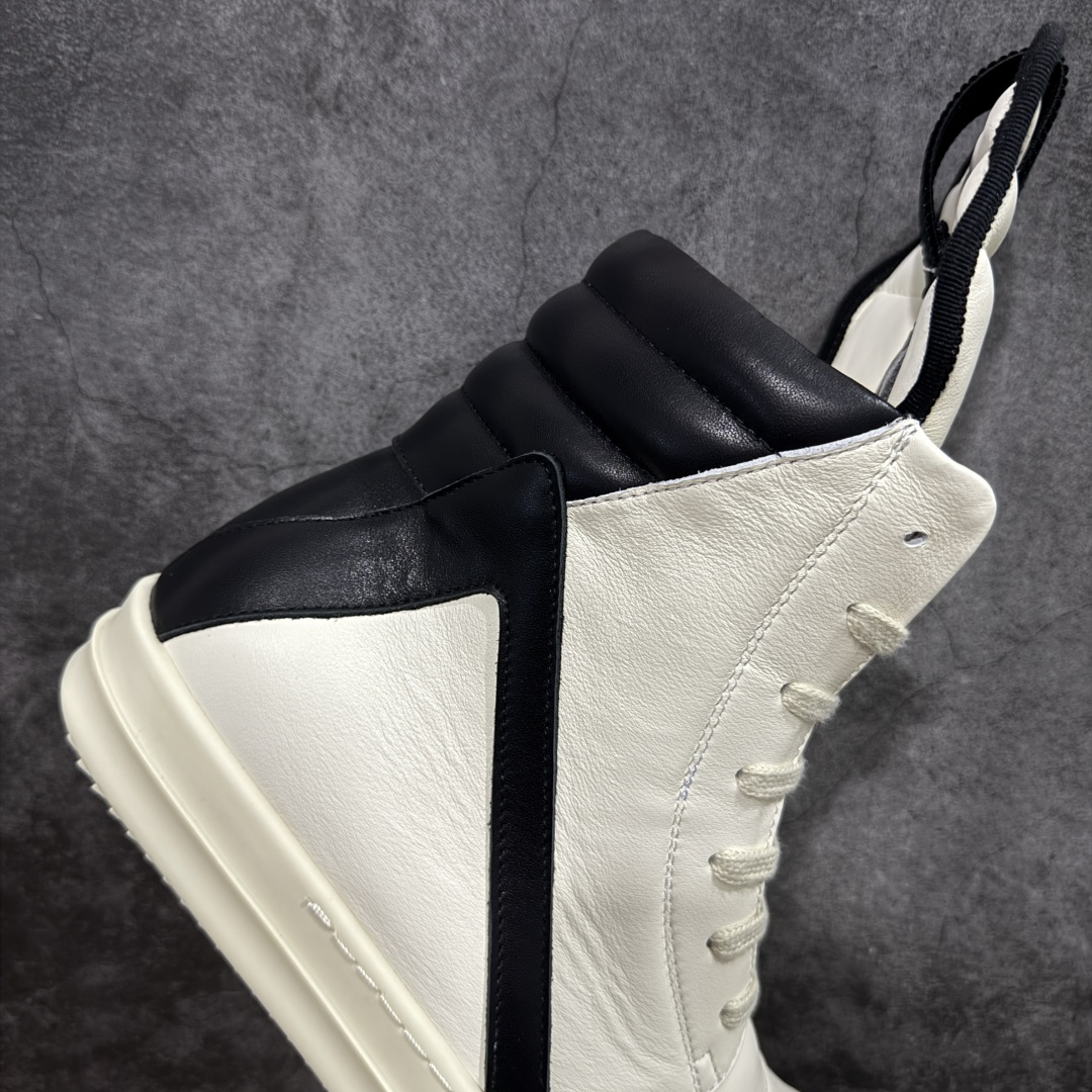 图片[7]-【莞顶渠道】RO欧文斯Rick owens 倒三角 黑白经典粗绑带搭配色，独特的倒三角和长鞋舌设计 进口原料牛皮 莞产超级顶货 新配色陆续上架 产品只会越做越漂亮💯 鞋头采用原版一致工艺 又翘又歪的效果目前这个技术市面上的任何版本都达不到这个效果 私模开发 细节一步到位不敢说百分百💯保证有百分之98还原 慢工出细活 好的产品不怕晚 这次的开发针对艺术家 收藏家 高品质 的人群 水染粒面小牛皮材质，和针车间距都是极致还原！ 顶级头层的小牛皮，质感无敌，奢侈品的触感！ 定制品牌logo的拉链！超大一比一规格礼盒装，重达3斤以上，外加定制欧文斯保护盒！ 配有日文、英文，双语种配件卡片！细节诠释，一件不落。 鞋盒翻盖 三标，正面+底部都一一做到！虽然增加不了实质的成本，但是打磨产品的细节，再微小也会还原！ 尺码：35 36 37 38 39 40 41 42 43 44 45 46-选品中心