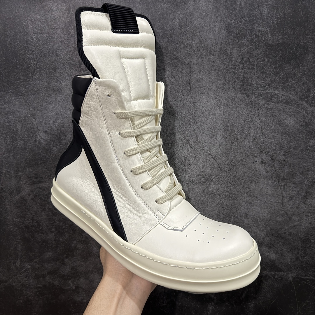 图片[3]-【莞顶渠道】RO欧文斯Rick owens 倒三角 黑白经典粗绑带搭配色，独特的倒三角和长鞋舌设计 进口原料牛皮 莞产超级顶货 新配色陆续上架 产品只会越做越漂亮💯 鞋头采用原版一致工艺 又翘又歪的效果目前这个技术市面上的任何版本都达不到这个效果 私模开发 细节一步到位不敢说百分百💯保证有百分之98还原 慢工出细活 好的产品不怕晚 这次的开发针对艺术家 收藏家 高品质 的人群 水染粒面小牛皮材质，和针车间距都是极致还原！ 顶级头层的小牛皮，质感无敌，奢侈品的触感！ 定制品牌logo的拉链！超大一比一规格礼盒装，重达3斤以上，外加定制欧文斯保护盒！ 配有日文、英文，双语种配件卡片！细节诠释，一件不落。 鞋盒翻盖 三标，正面+底部都一一做到！虽然增加不了实质的成本，但是打磨产品的细节，再微小也会还原！ 尺码：35 36 37 38 39 40 41 42 43 44 45 46-选品中心