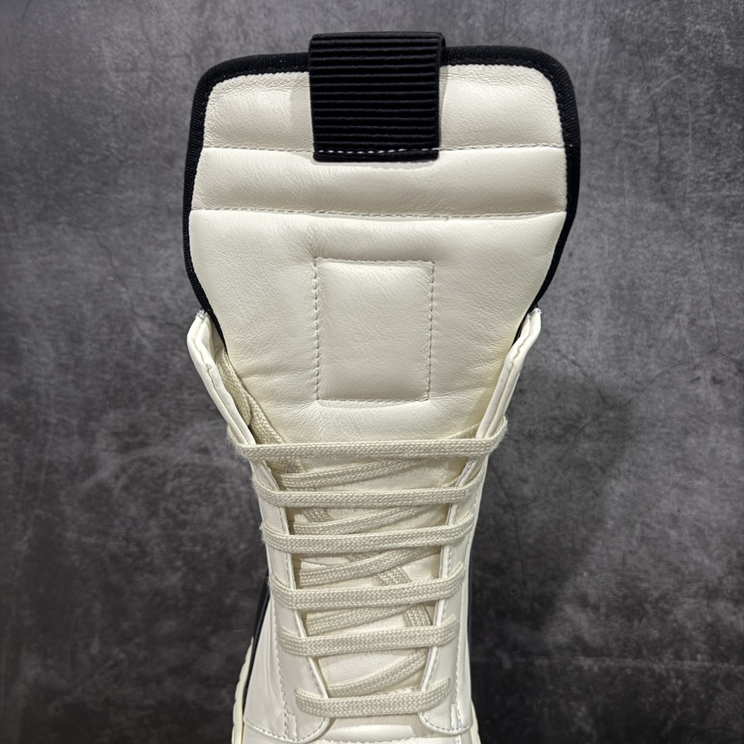 图片[8]-【莞顶渠道】RO欧文斯Rick owens 倒三角 黑白经典粗绑带搭配色，独特的倒三角和长鞋舌设计 进口原料牛皮 莞产超级顶货 新配色陆续上架 产品只会越做越漂亮💯 鞋头采用原版一致工艺 又翘又歪的效果目前这个技术市面上的任何版本都达不到这个效果 私模开发 细节一步到位不敢说百分百💯保证有百分之98还原 慢工出细活 好的产品不怕晚 这次的开发针对艺术家 收藏家 高品质 的人群 水染粒面小牛皮材质，和针车间距都是极致还原！ 顶级头层的小牛皮，质感无敌，奢侈品的触感！ 定制品牌logo的拉链！超大一比一规格礼盒装，重达3斤以上，外加定制欧文斯保护盒！ 配有日文、英文，双语种配件卡片！细节诠释，一件不落。 鞋盒翻盖 三标，正面+底部都一一做到！虽然增加不了实质的成本，但是打磨产品的细节，再微小也会还原！ 尺码：35 36 37 38 39 40 41 42 43 44 45 46-选品中心