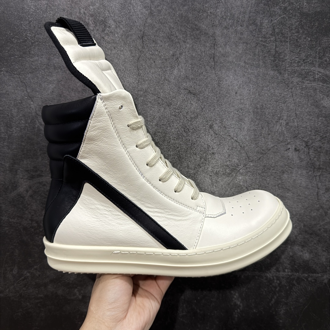 【莞顶渠道】RO欧文斯Rick owens 倒三角 黑白经典粗绑带搭配色,独特的倒三角和长鞋舌设计 进口原料牛皮 莞产超级顶货 新配色陆续上架 产品只会越做越漂亮💯 鞋头采用原版一致工艺 又翘又歪的效果目前这个技术市面上的任何版本都达不到这个效果 私模开发 细节一步到位不敢说百分百💯保证有百分之98还原 慢工出细活 好的产品不怕晚 这次的开发针对艺术家 收藏家 高品质 的人群 水染粒面小牛皮材质,和针车间距都是极致还原! 顶级头层的小牛皮,质感无敌,奢侈品的触感! 定制品牌logo的拉链!超大一比一规格礼盒装,重达3斤以上,外加定制欧文斯保护盒! 配有日文、英文,双语种配件卡片!细节诠释,一件不落。 鞋盒翻盖 三标,正面+底部都一一做到!虽然增加不了实质的成本,但是打磨产品的细节,再微小也会还原! 尺码:35 36 37 38 39 40 41 42 43 44 45 46-选品中心