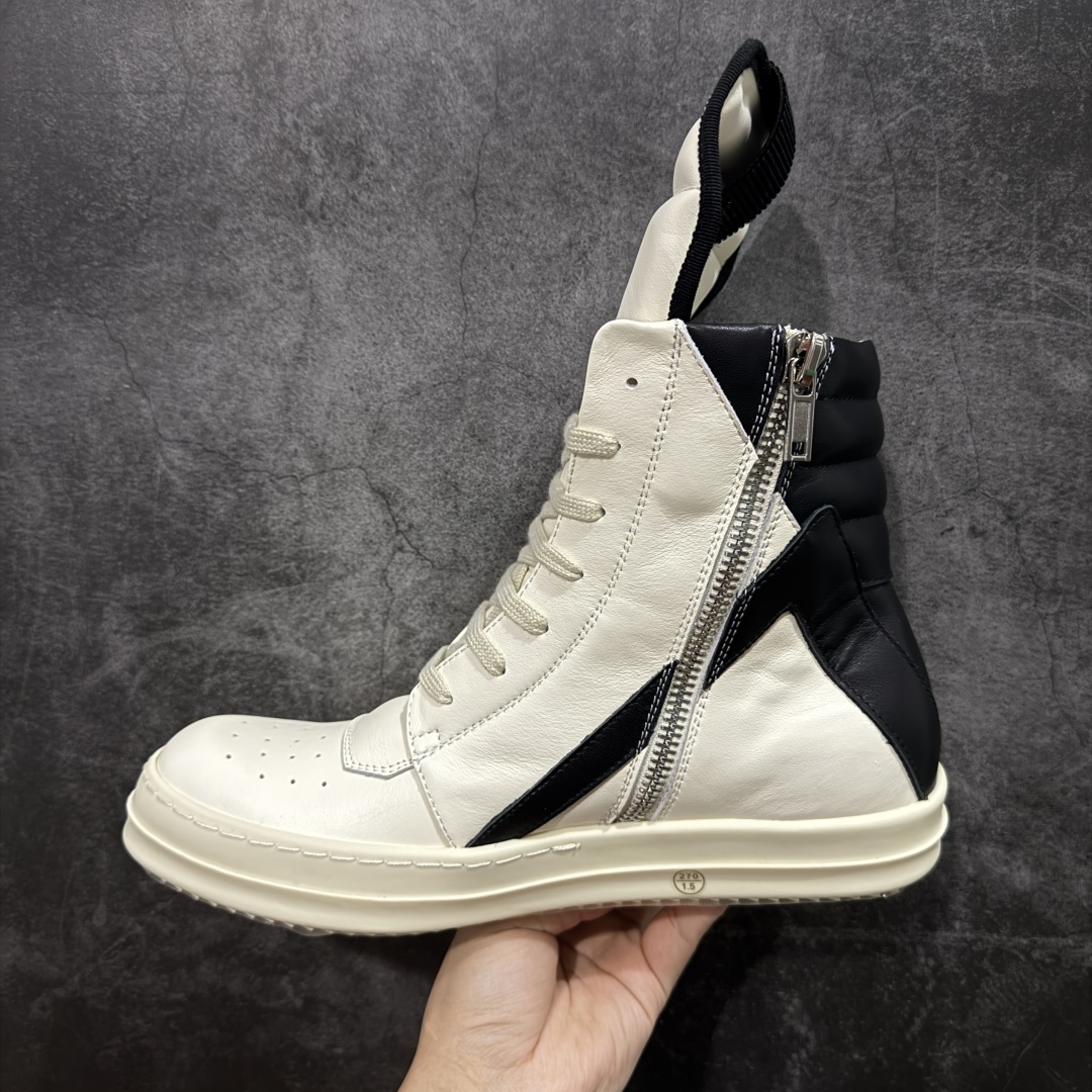图片[2]-【莞顶渠道】RO欧文斯Rick owens 倒三角 黑白经典粗绑带搭配色，独特的倒三角和长鞋舌设计 进口原料牛皮 莞产超级顶货 新配色陆续上架 产品只会越做越漂亮💯 鞋头采用原版一致工艺 又翘又歪的效果目前这个技术市面上的任何版本都达不到这个效果 私模开发 细节一步到位不敢说百分百💯保证有百分之98还原 慢工出细活 好的产品不怕晚 这次的开发针对艺术家 收藏家 高品质 的人群 水染粒面小牛皮材质，和针车间距都是极致还原！ 顶级头层的小牛皮，质感无敌，奢侈品的触感！ 定制品牌logo的拉链！超大一比一规格礼盒装，重达3斤以上，外加定制欧文斯保护盒！ 配有日文、英文，双语种配件卡片！细节诠释，一件不落。 鞋盒翻盖 三标，正面+底部都一一做到！虽然增加不了实质的成本，但是打磨产品的细节，再微小也会还原！ 尺码：35 36 37 38 39 40 41 42 43 44 45 46-选品中心