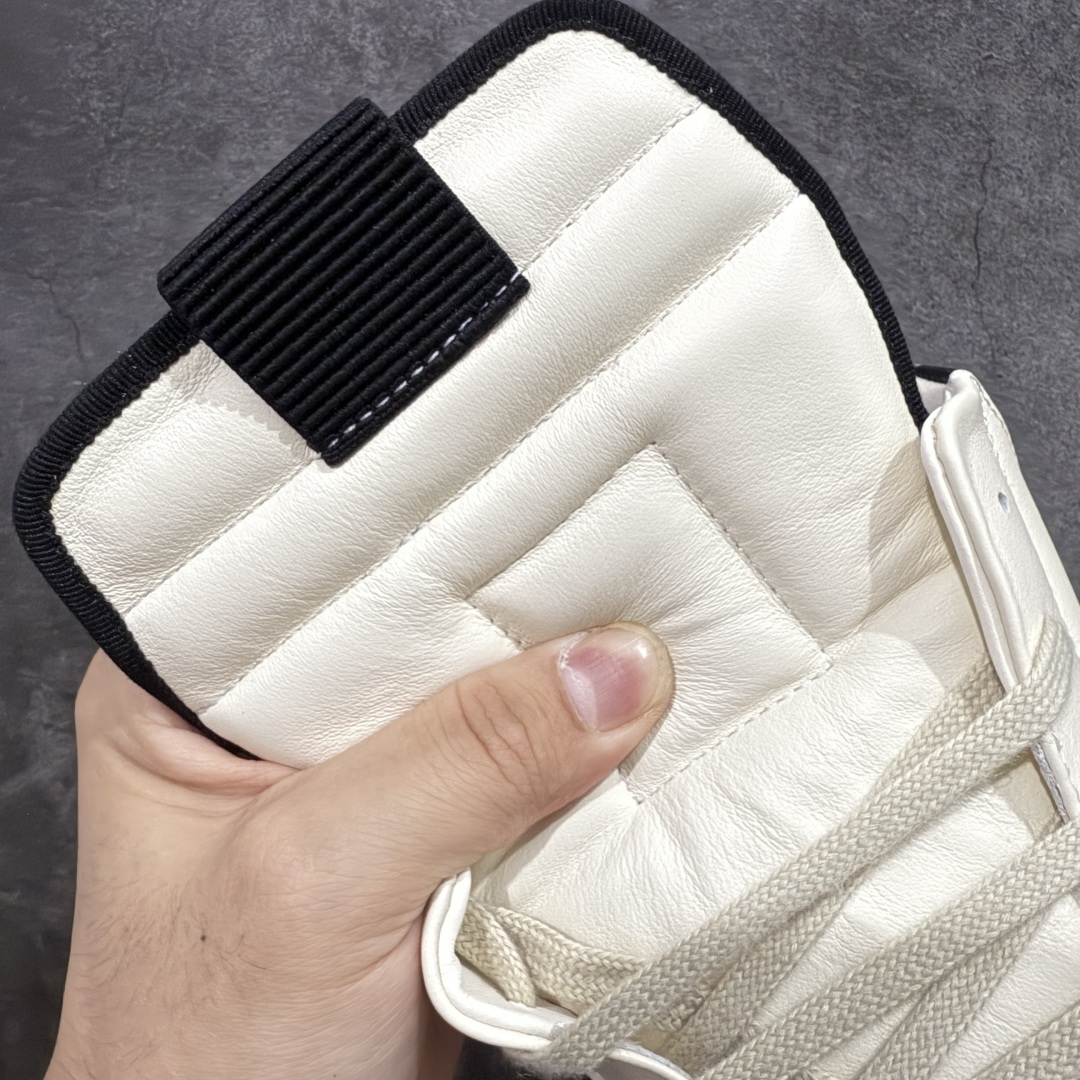 图片[7]-【莞顶渠道】RO欧文斯Rick owens 倒三角 黑白经典粗绑带搭配色，独特的倒三角和长鞋舌设计 进口原料牛皮 莞产超级顶货 新配色陆续上架 产品只会越做越漂亮💯 鞋头采用原版一致工艺 又翘又歪的效果目前这个技术市面上的任何版本都达不到这个效果 私模开发 细节一步到位不敢说百分百💯保证有百分之98还原 慢工出细活 好的产品不怕晚 这次的开发针对艺术家 收藏家 高品质 的人群 水染粒面小牛皮材质，和针车间距都是极致还原！ 顶级头层的小牛皮，质感无敌，奢侈品的触感！ 定制品牌logo的拉链！超大一比一规格礼盒装，重达3斤以上，外加定制欧文斯保护盒！ 配有日文、英文，双语种配件卡片！细节诠释，一件不落。 鞋盒翻盖 三标，正面+底部都一一做到！虽然增加不了实质的成本，但是打磨产品的细节，再微小也会还原！ 尺码：35 36 37 38 39 40 41 42 43 44 45 46-选品中心