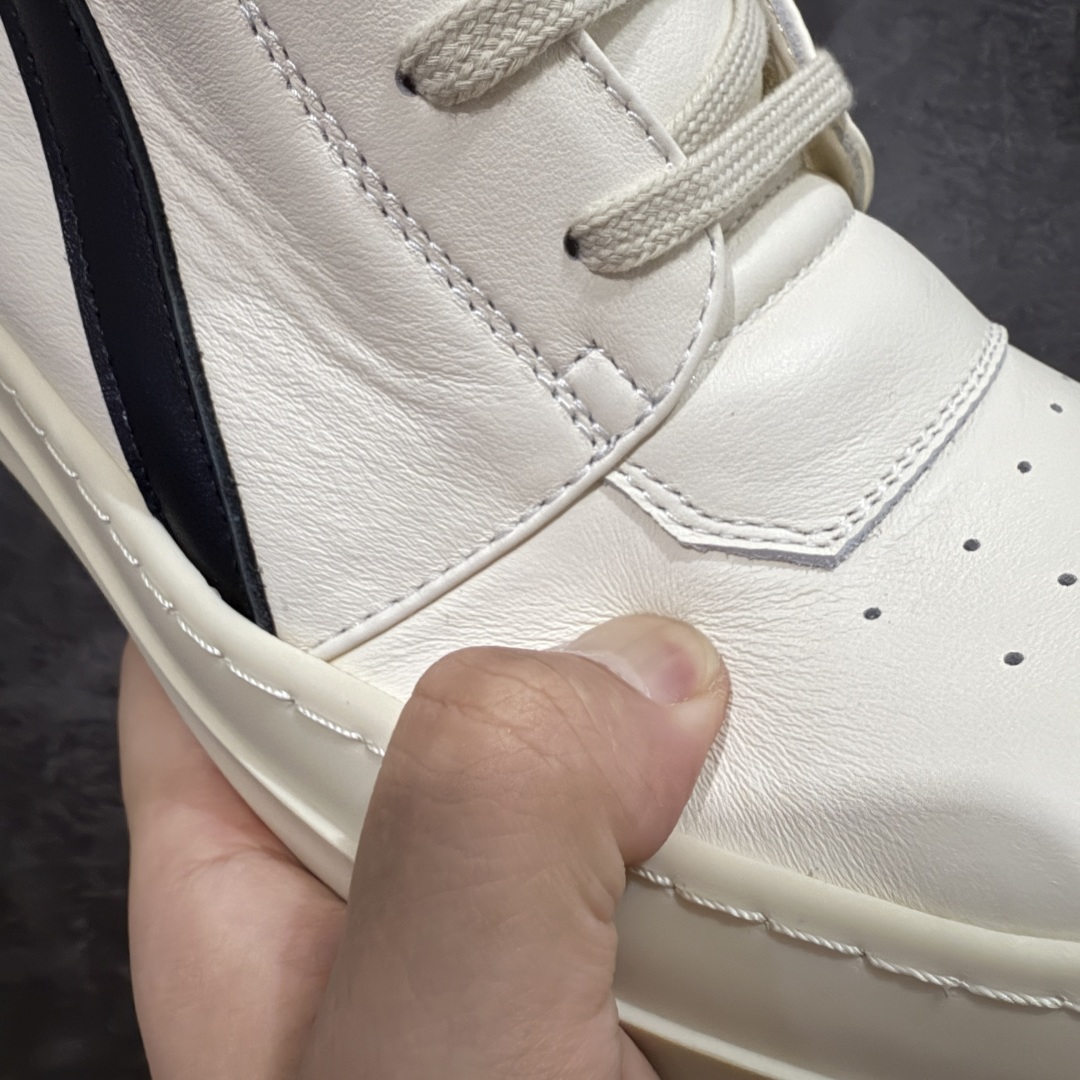 图片[5]-【莞顶渠道】RO欧文斯Rick owens 倒三角 黑白经典粗绑带搭配色，独特的倒三角和长鞋舌设计 进口原料牛皮 莞产超级顶货 新配色陆续上架 产品只会越做越漂亮💯 鞋头采用原版一致工艺 又翘又歪的效果目前这个技术市面上的任何版本都达不到这个效果 私模开发 细节一步到位不敢说百分百💯保证有百分之98还原 慢工出细活 好的产品不怕晚 这次的开发针对艺术家 收藏家 高品质 的人群 水染粒面小牛皮材质，和针车间距都是极致还原！ 顶级头层的小牛皮，质感无敌，奢侈品的触感！ 定制品牌logo的拉链！超大一比一规格礼盒装，重达3斤以上，外加定制欧文斯保护盒！ 配有日文、英文，双语种配件卡片！细节诠释，一件不落。 鞋盒翻盖 三标，正面+底部都一一做到！虽然增加不了实质的成本，但是打磨产品的细节，再微小也会还原！ 尺码：35 36 37 38 39 40 41 42 43 44 45 46-选品中心