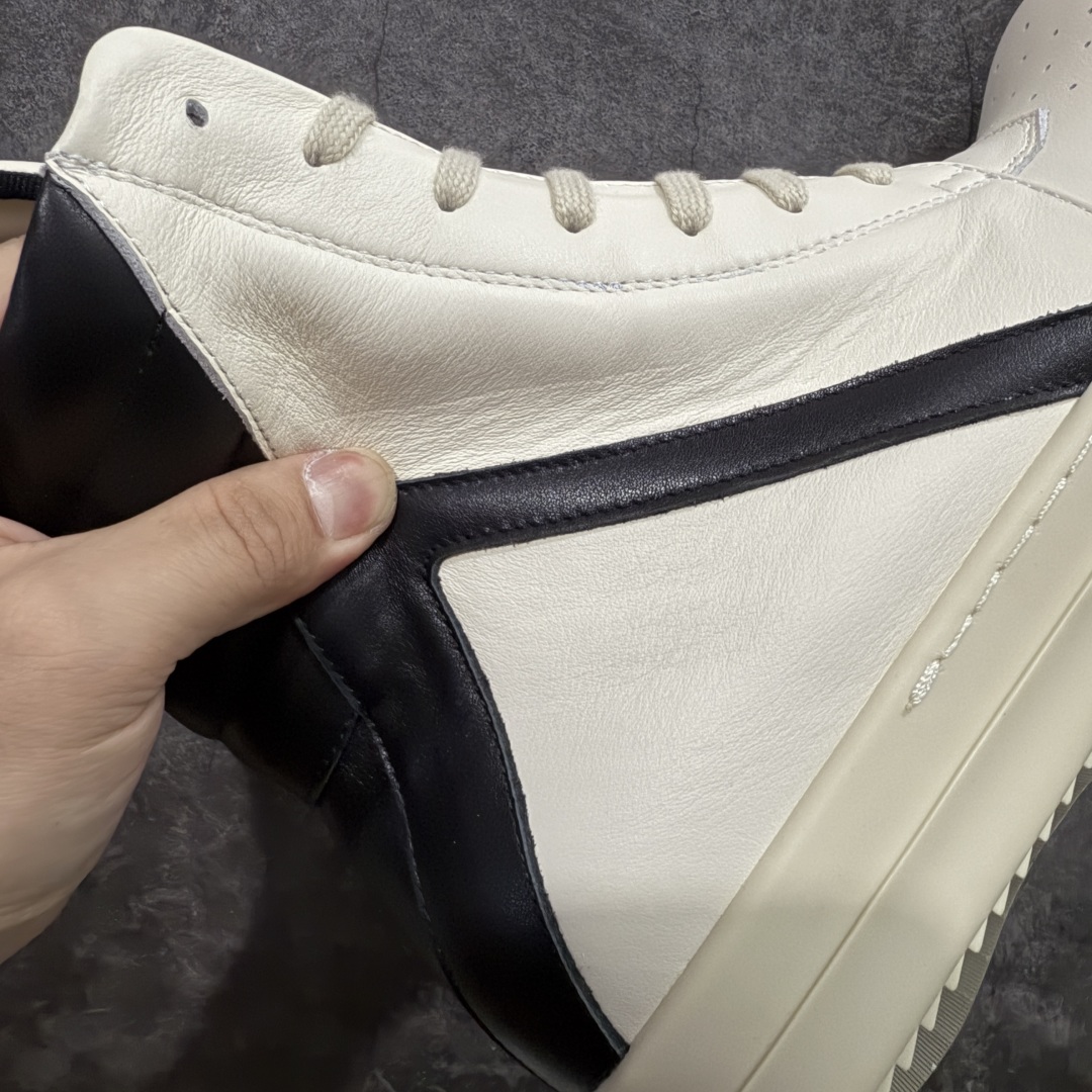 图片[4]-【莞顶渠道】RO欧文斯Rick owens 倒三角 黑白经典粗绑带搭配色，独特的倒三角和长鞋舌设计 进口原料牛皮 莞产超级顶货 新配色陆续上架 产品只会越做越漂亮💯 鞋头采用原版一致工艺 又翘又歪的效果目前这个技术市面上的任何版本都达不到这个效果 私模开发 细节一步到位不敢说百分百💯保证有百分之98还原 慢工出细活 好的产品不怕晚 这次的开发针对艺术家 收藏家 高品质 的人群 水染粒面小牛皮材质，和针车间距都是极致还原！ 顶级头层的小牛皮，质感无敌，奢侈品的触感！ 定制品牌logo的拉链！超大一比一规格礼盒装，重达3斤以上，外加定制欧文斯保护盒！ 配有日文、英文，双语种配件卡片！细节诠释，一件不落。 鞋盒翻盖 三标，正面+底部都一一做到！虽然增加不了实质的成本，但是打磨产品的细节，再微小也会还原！ 尺码：35 36 37 38 39 40 41 42 43 44 45 46-选品中心