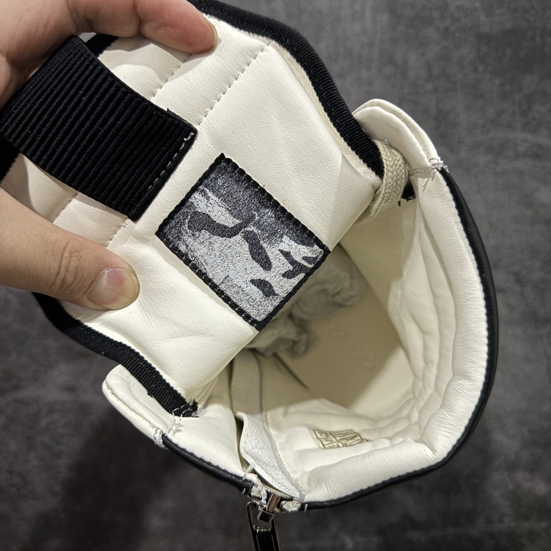 图片[2]-【莞顶渠道】RO欧文斯Rick owens 倒三角 黑白经典粗绑带搭配色，独特的倒三角和长鞋舌设计 进口原料牛皮 莞产超级顶货 新配色陆续上架 产品只会越做越漂亮💯 鞋头采用原版一致工艺 又翘又歪的效果目前这个技术市面上的任何版本都达不到这个效果 私模开发 细节一步到位不敢说百分百💯保证有百分之98还原 慢工出细活 好的产品不怕晚 这次的开发针对艺术家 收藏家 高品质 的人群 水染粒面小牛皮材质，和针车间距都是极致还原！ 顶级头层的小牛皮，质感无敌，奢侈品的触感！ 定制品牌logo的拉链！超大一比一规格礼盒装，重达3斤以上，外加定制欧文斯保护盒！ 配有日文、英文，双语种配件卡片！细节诠释，一件不落。 鞋盒翻盖 三标，正面+底部都一一做到！虽然增加不了实质的成本，但是打磨产品的细节，再微小也会还原！ 尺码：35 36 37 38 39 40 41 42 43 44 45 46-选品中心