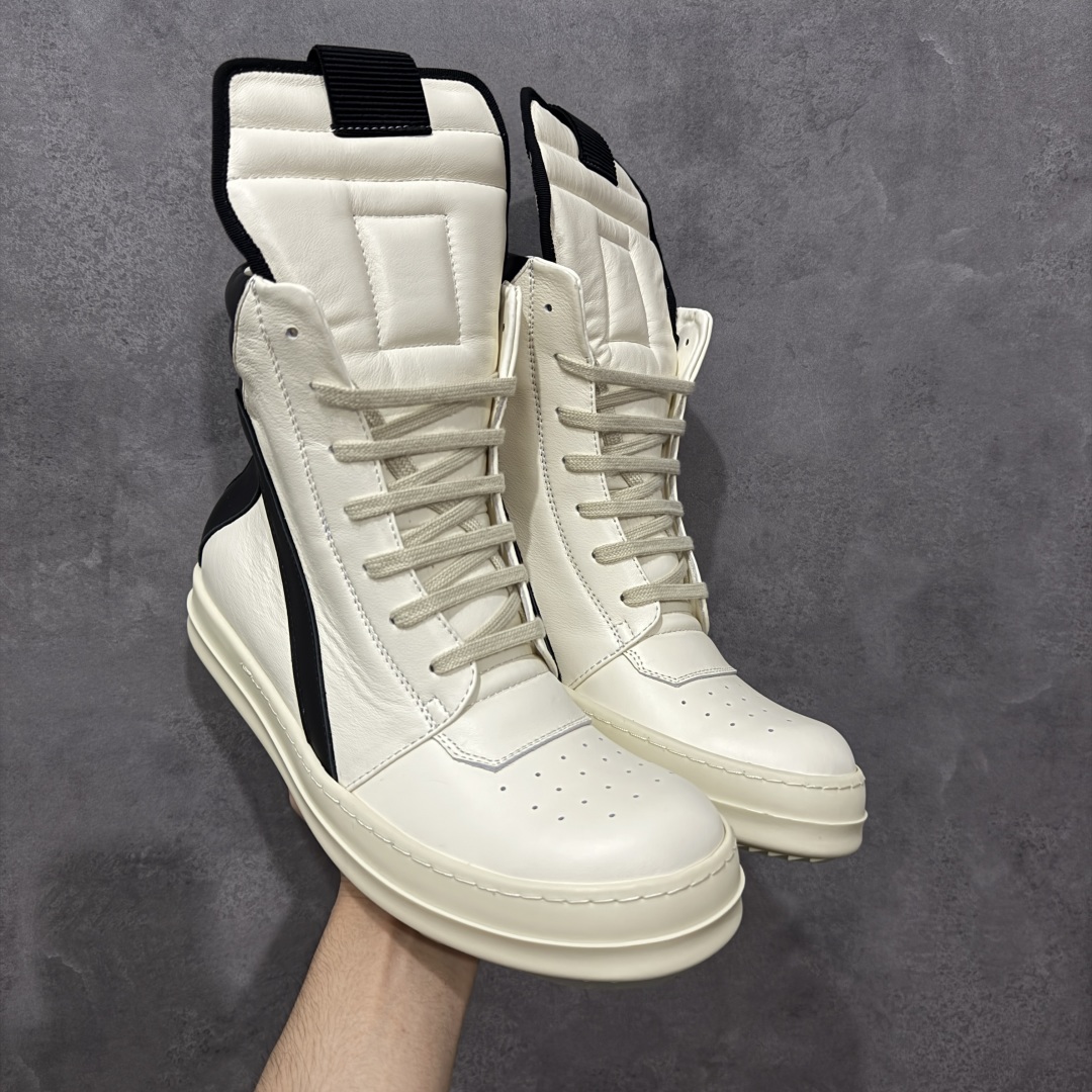 【莞顶渠道】RO欧文斯Rick owens 倒三角 黑白经典粗绑带搭配色,独特的倒三角和长鞋舌设计 进口原料牛皮 莞产超级顶货 新配色陆续上架 产品只会越做越漂亮💯 鞋头采用原版一致工艺 又翘又歪的效果目前这个技术市面上的任何版本都达不到这个效果 私模开发 细节一步到位不敢说百分百💯保证有百分之98还原 慢工出细活 好的产品不怕晚 这次的开发针对艺术家 收藏家 高品质 的人群 水染粒面小牛皮材质,和针车间距都是极致还原! 顶级头层的小牛皮,质感无敌,奢侈品的触感! 定制品牌logo的拉链!超大一比一规格礼盒装,重达3斤以上,外加定制欧文斯保护盒! 配有日文、英文,双语种配件卡片!细节诠释,一件不落。 鞋盒翻盖 三标,正面+底部都一一做到!虽然增加不了实质的成本,但是打磨产品的细节,再微小也会还原! 尺码:35 36 37 38 39 40 41 42 43 44 45 46-选品中心